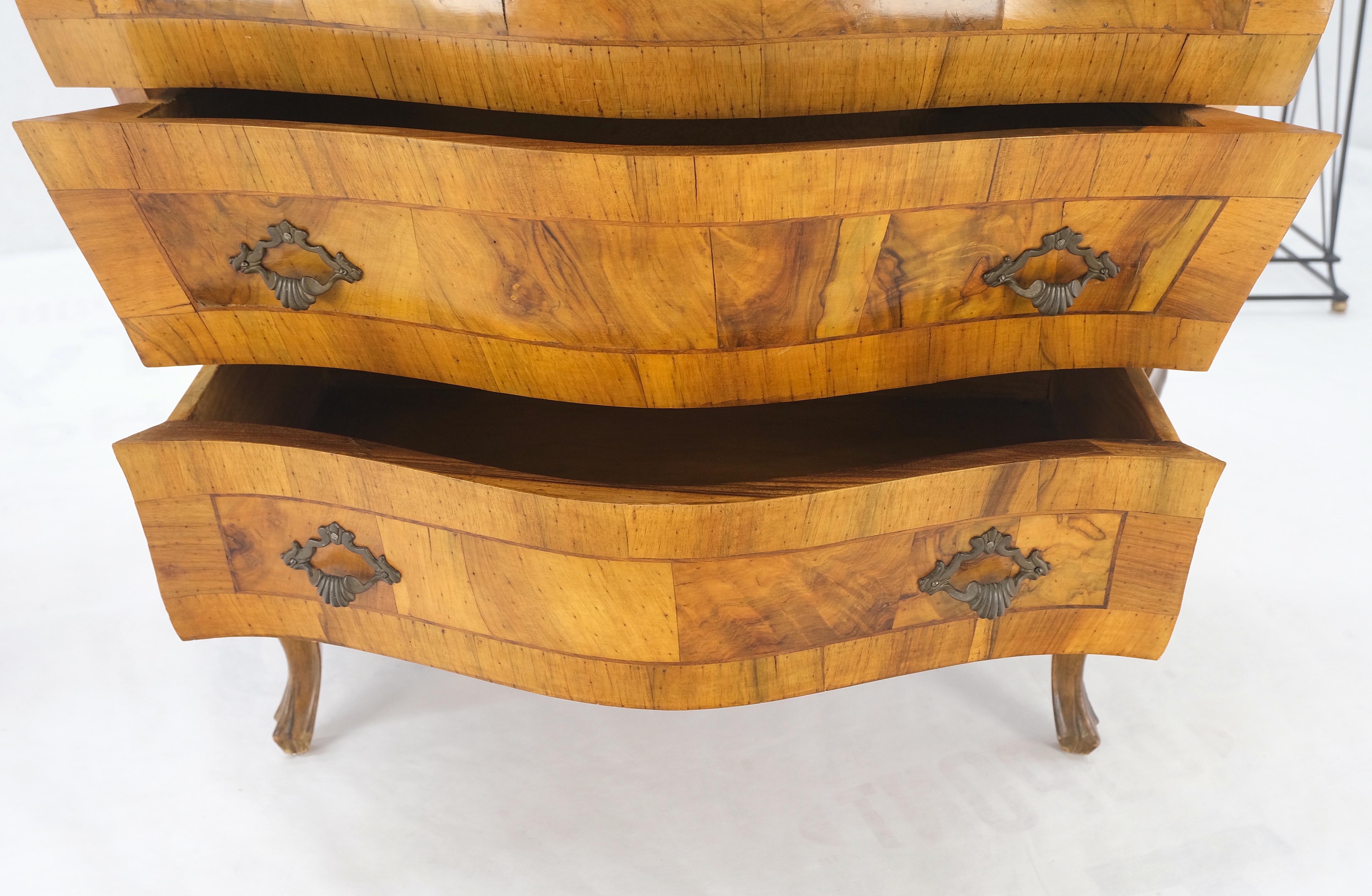 20ième siècle Paire de petits meubles de rangement italiens Bombay en bois de ronce d'olivier et placage patché en vente