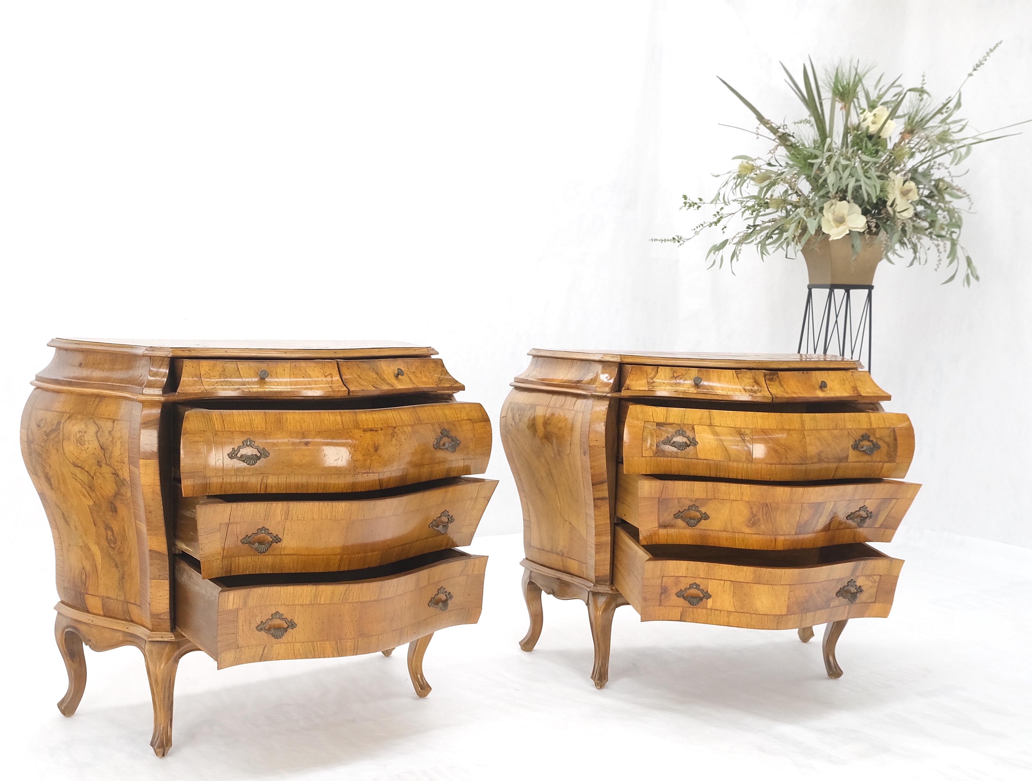 Olivier Paire de petits meubles de rangement italiens Bombay en bois de ronce d'olivier et placage patché en vente