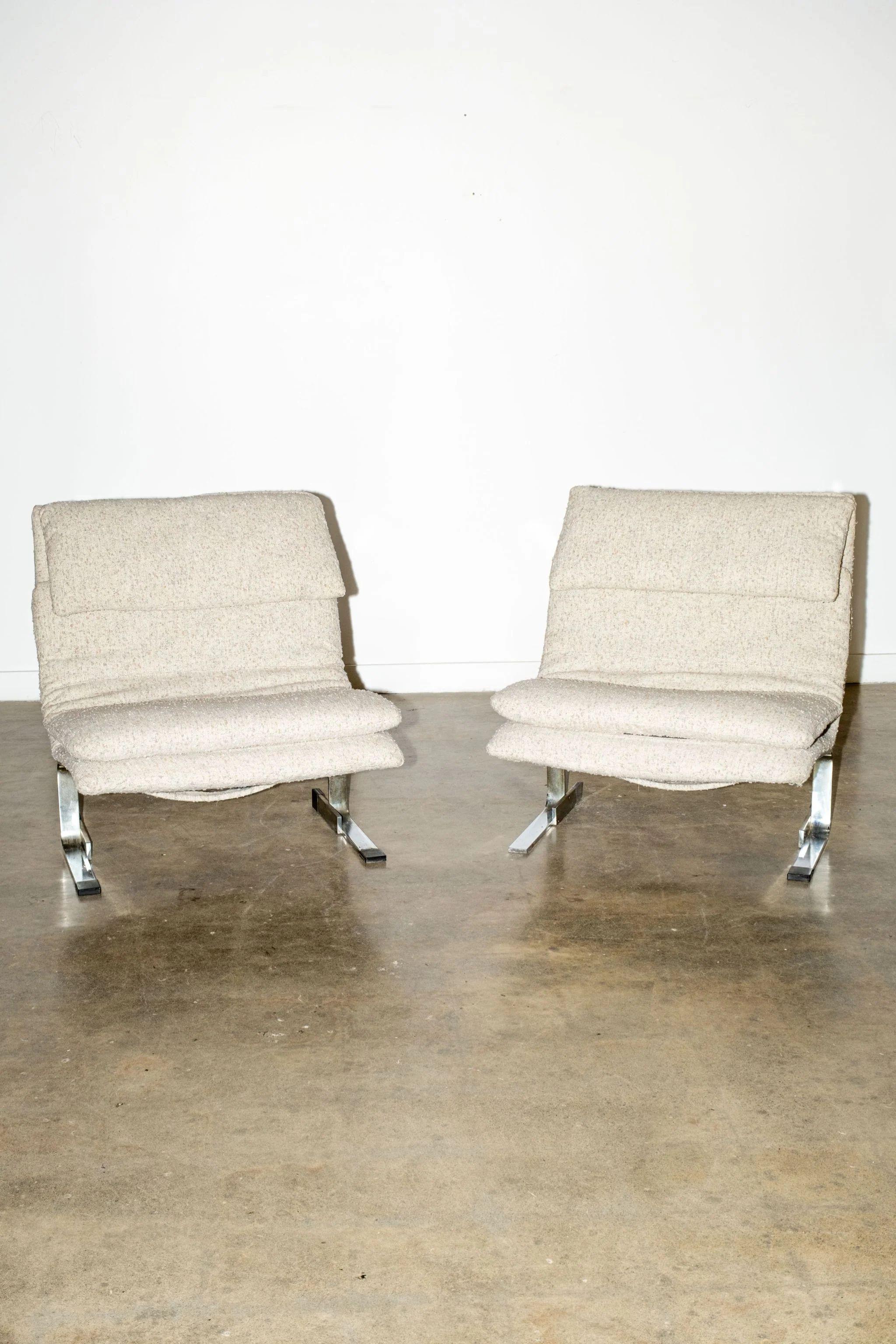 Designed by Giovanni Offredi for Saporiti, The 'Onda' chair is one of the great classics of the Saporiti Italia collection. The comfortable wide seat is suspended over a simple and elegant chromed steel frame mimicking a wave. 1970s, with its