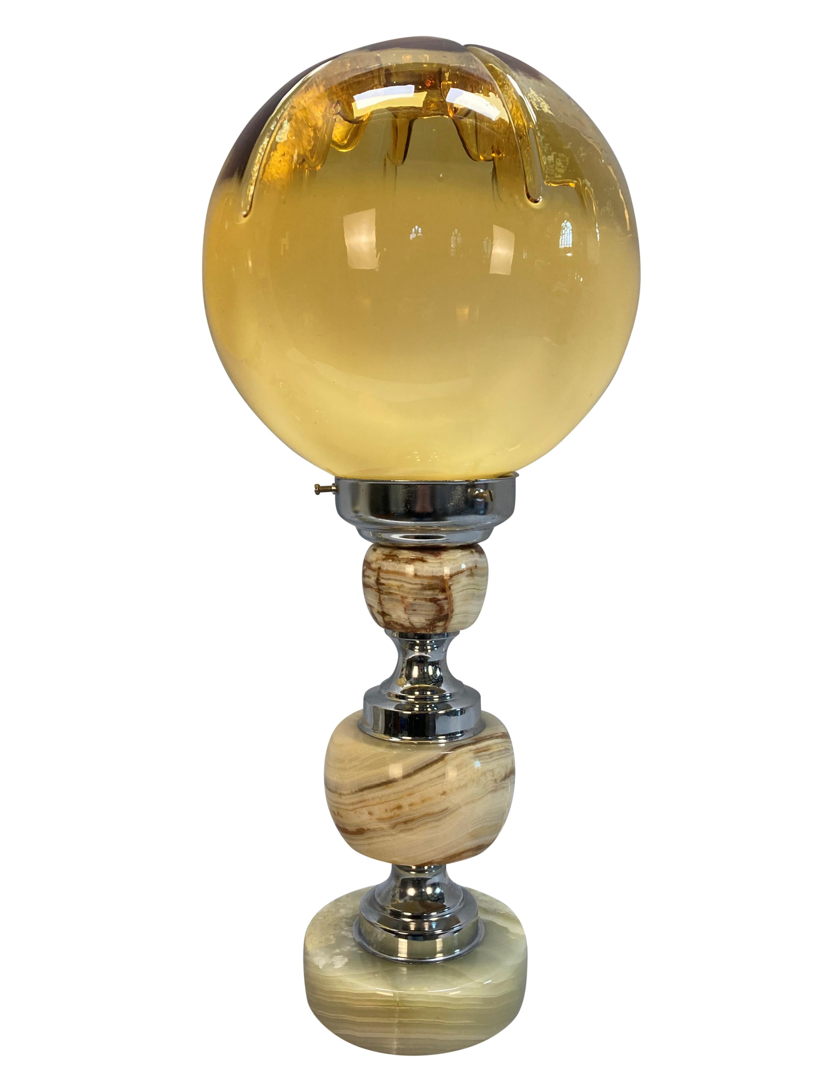 Coppia di lampade da tavolo italiane dal design insolito, in onice e cromo, con paralumi in vetro soffiato a mano di Murano color ambra.