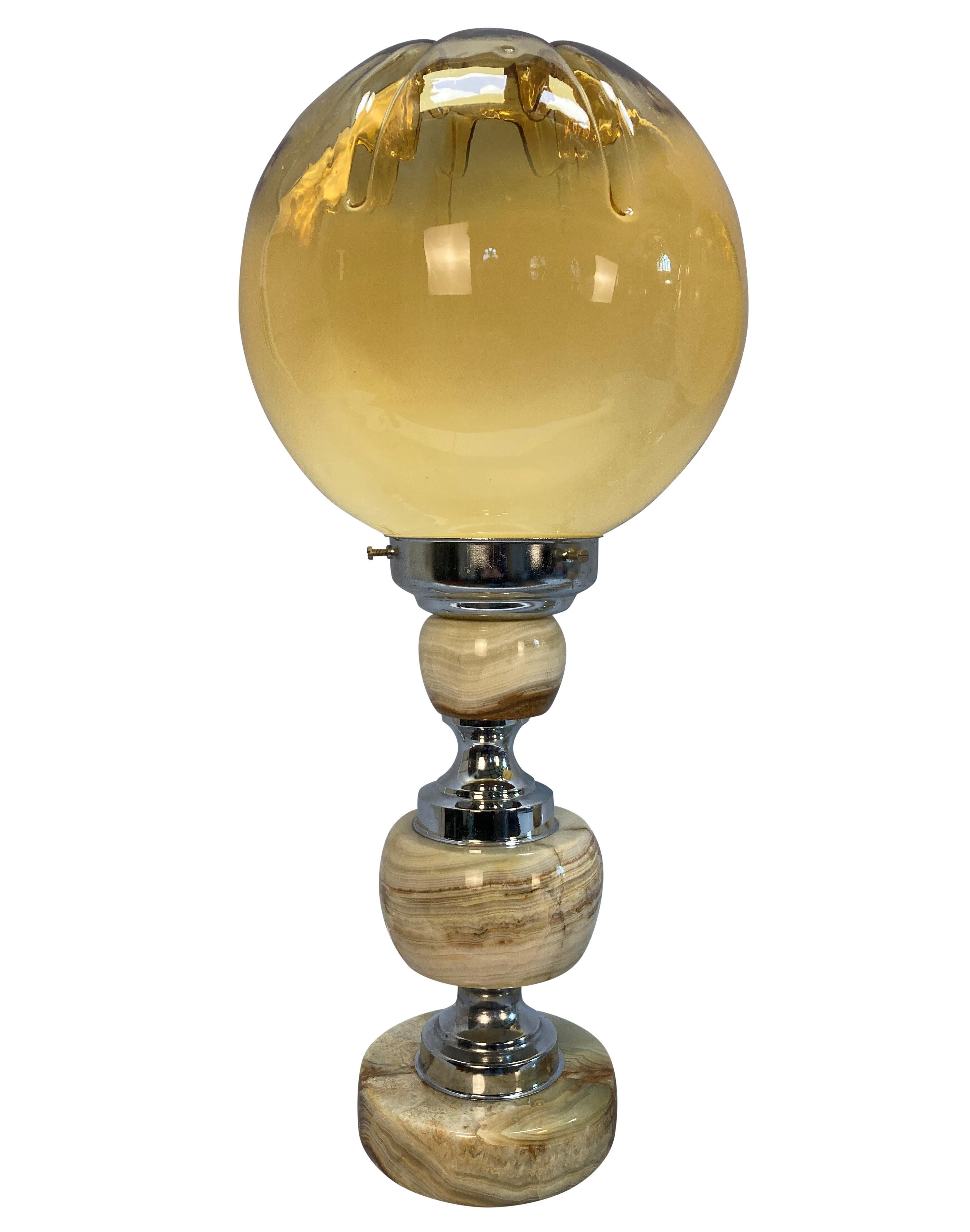 Mid-Century moderno Coppia di lampade da tavolo italiane in onice e cromo con paralumi in vetro soffiato a mano in vendita