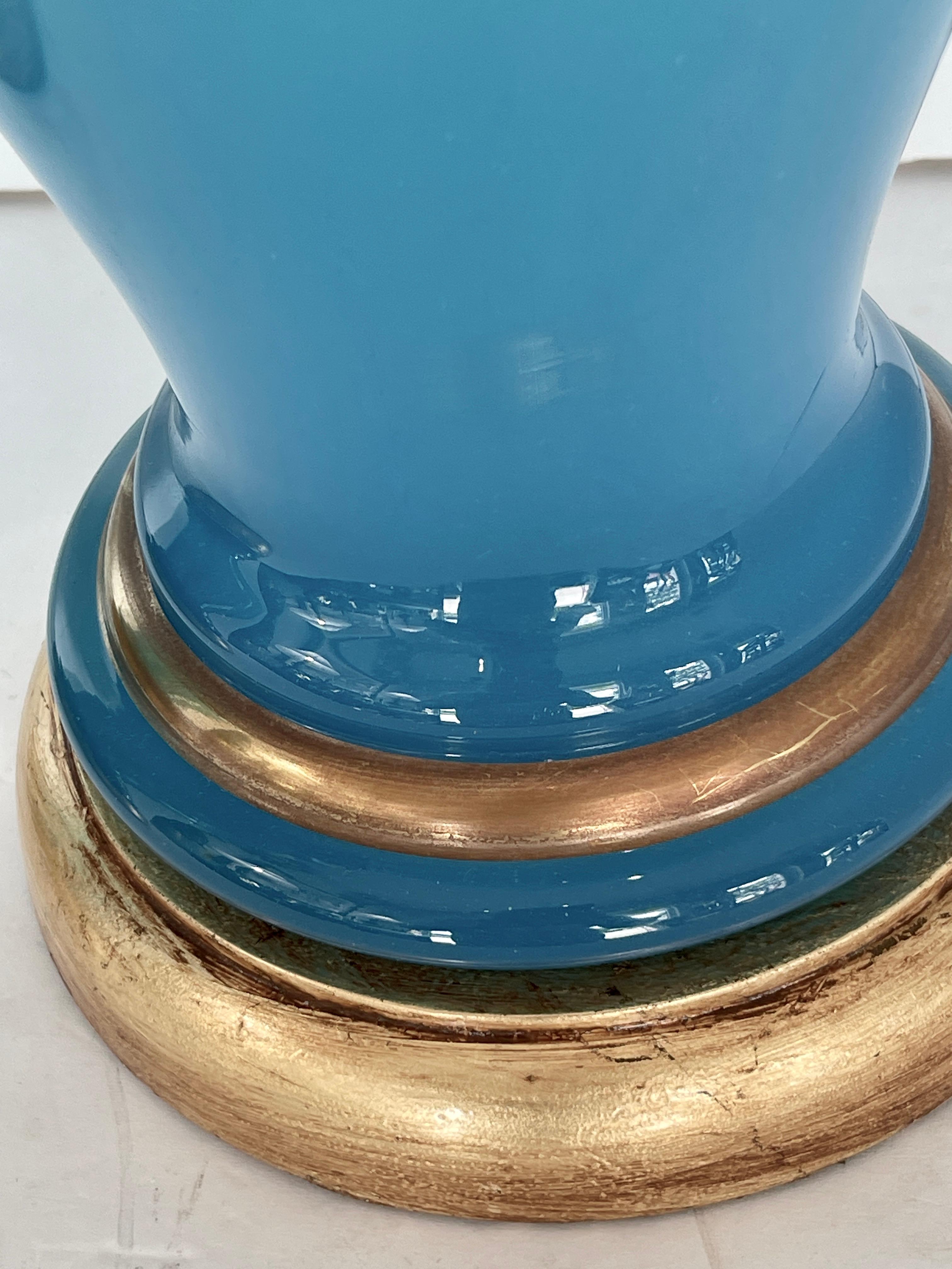 Paire de lampes de bureau italiennes en verre bleu opalin 4