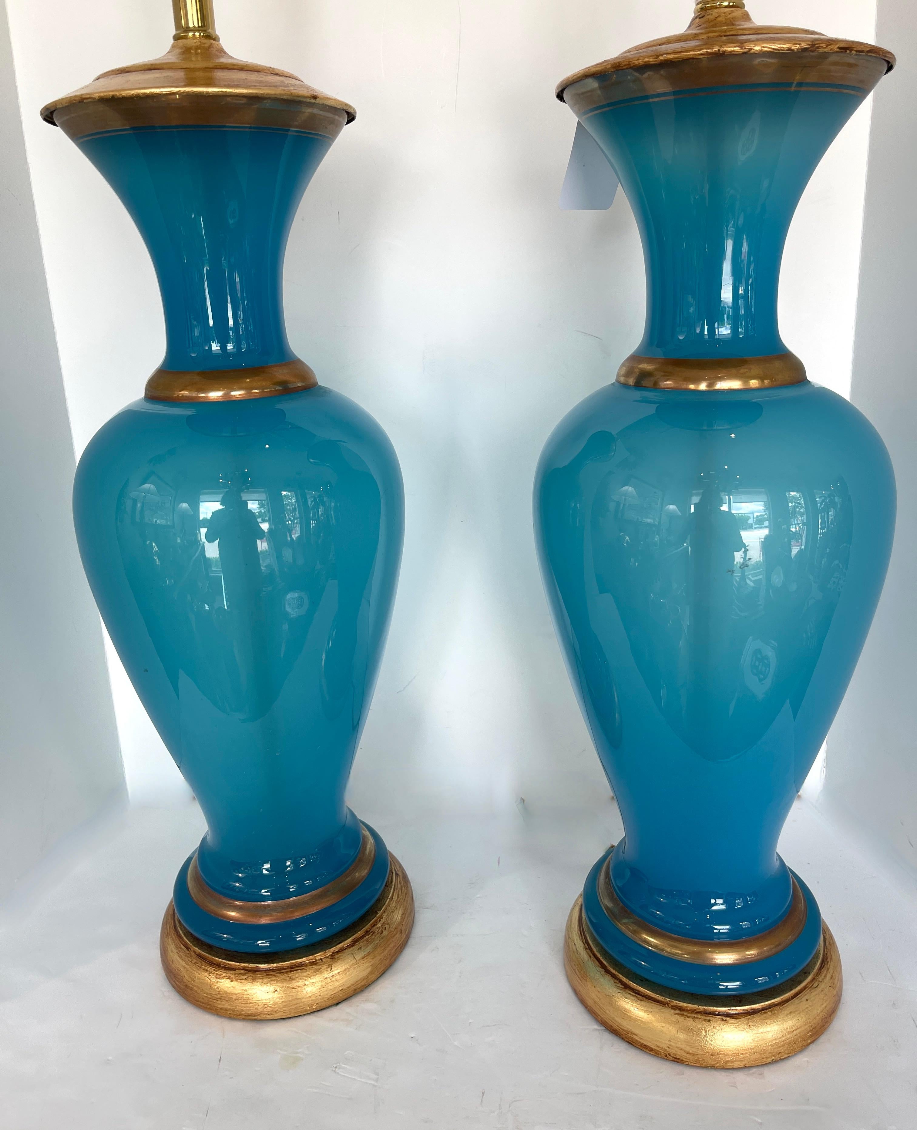 Hollywood Regency Paire de lampes de bureau italiennes en verre bleu opalin
