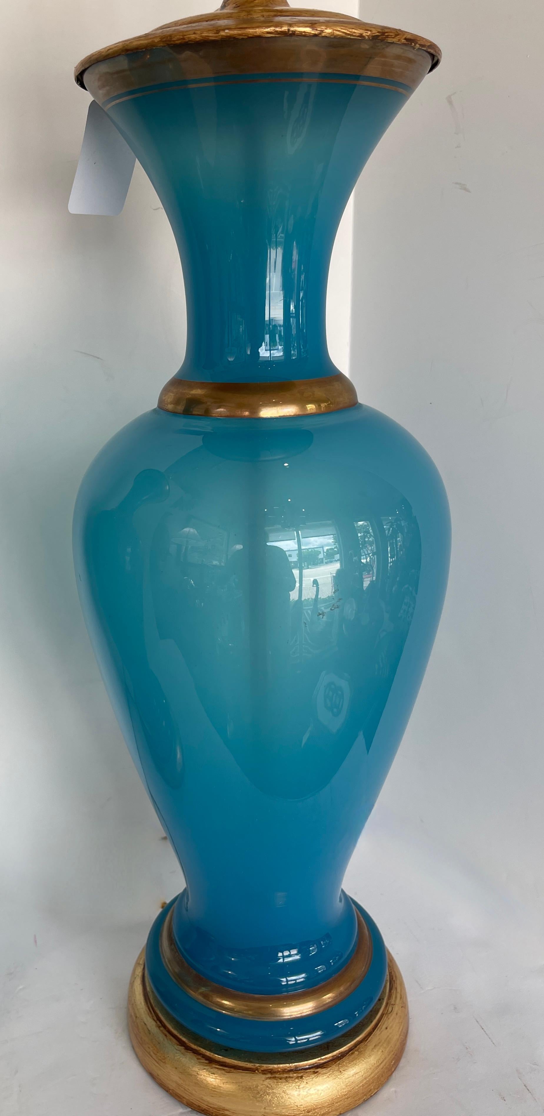Fait main Paire de lampes de bureau italiennes en verre bleu opalin