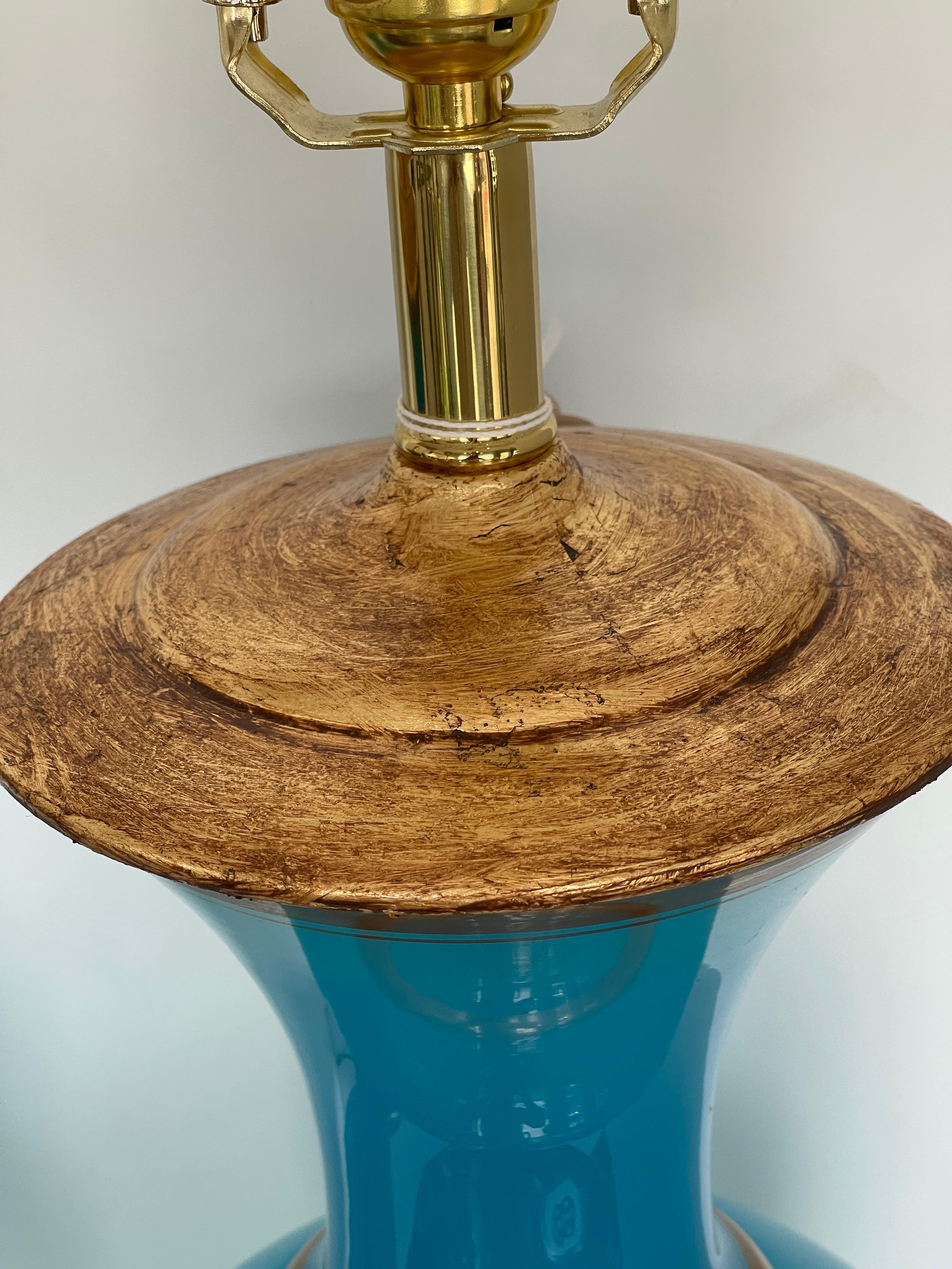 Milieu du XXe siècle Paire de lampes de bureau italiennes en verre bleu opalin
