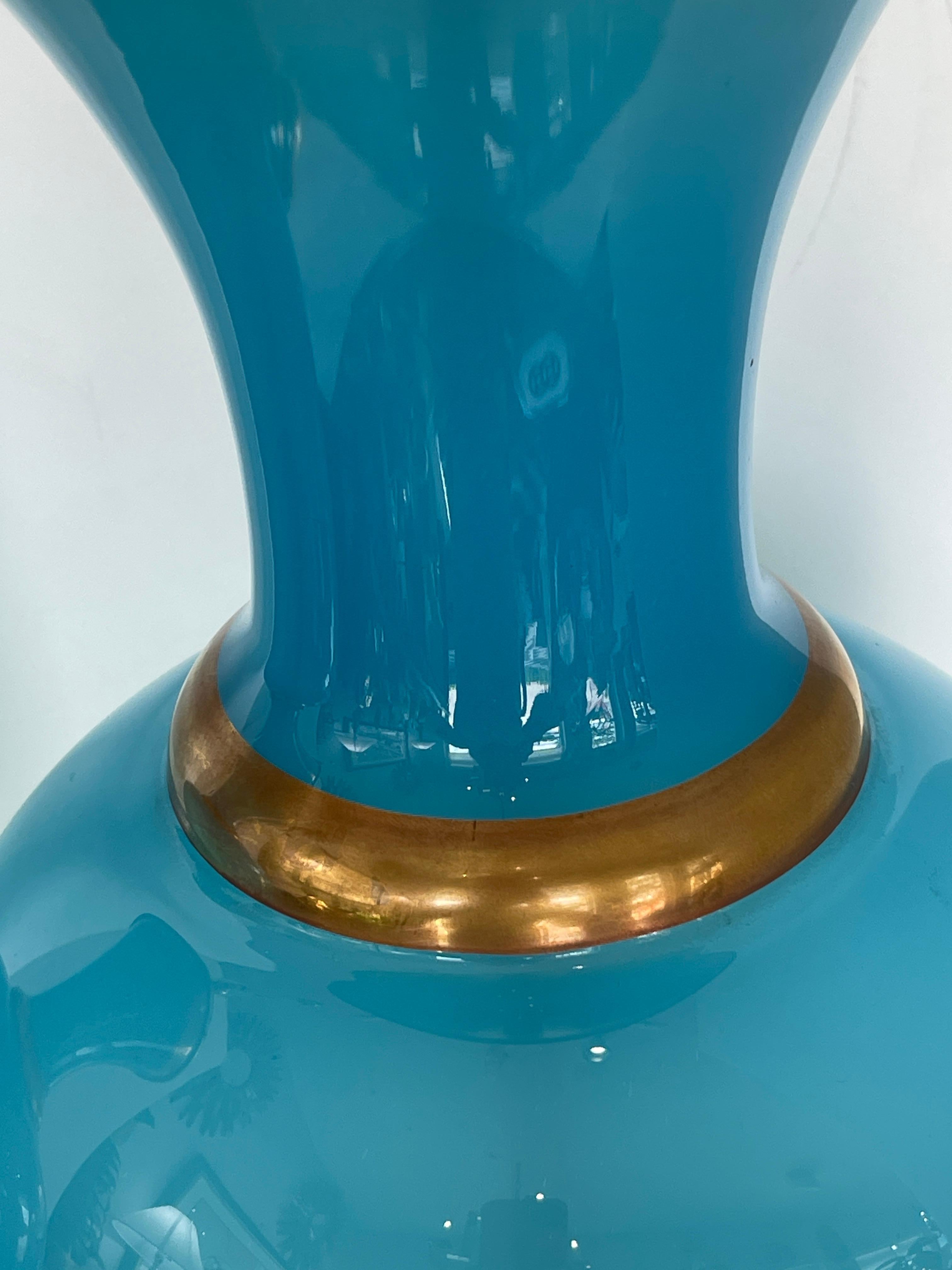 Paire de lampes de bureau italiennes en verre bleu opalin 2