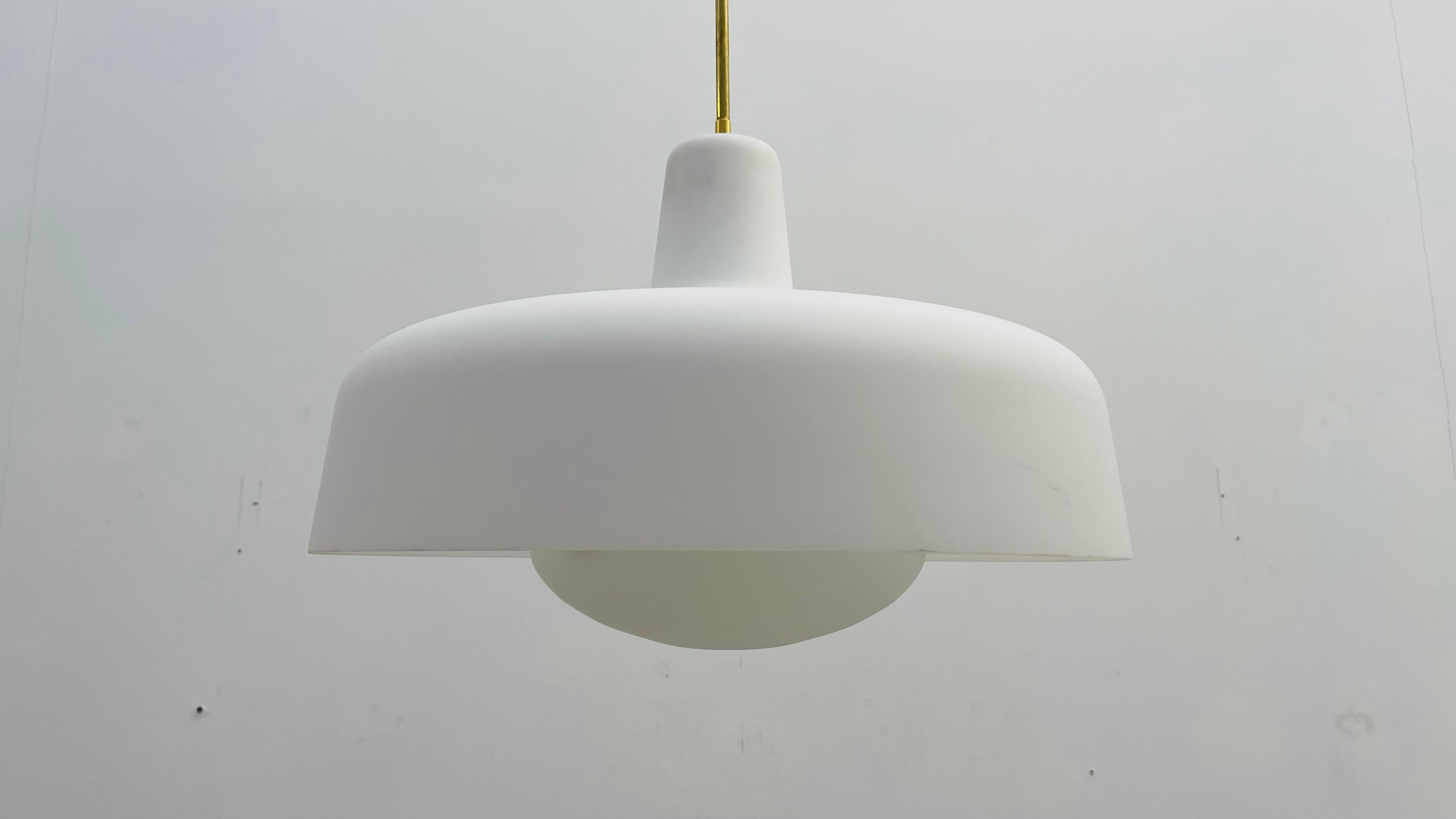 Questa coppia di splendidi ed eleganti pendenti in vetro opalino è nuova di zecca e di produzione italiana. 

Il suo stile moderno ed elegante conferisce alla stanza un'atmosfera confortevole e minimalista con un tocco di lusso in ottone. 

Non