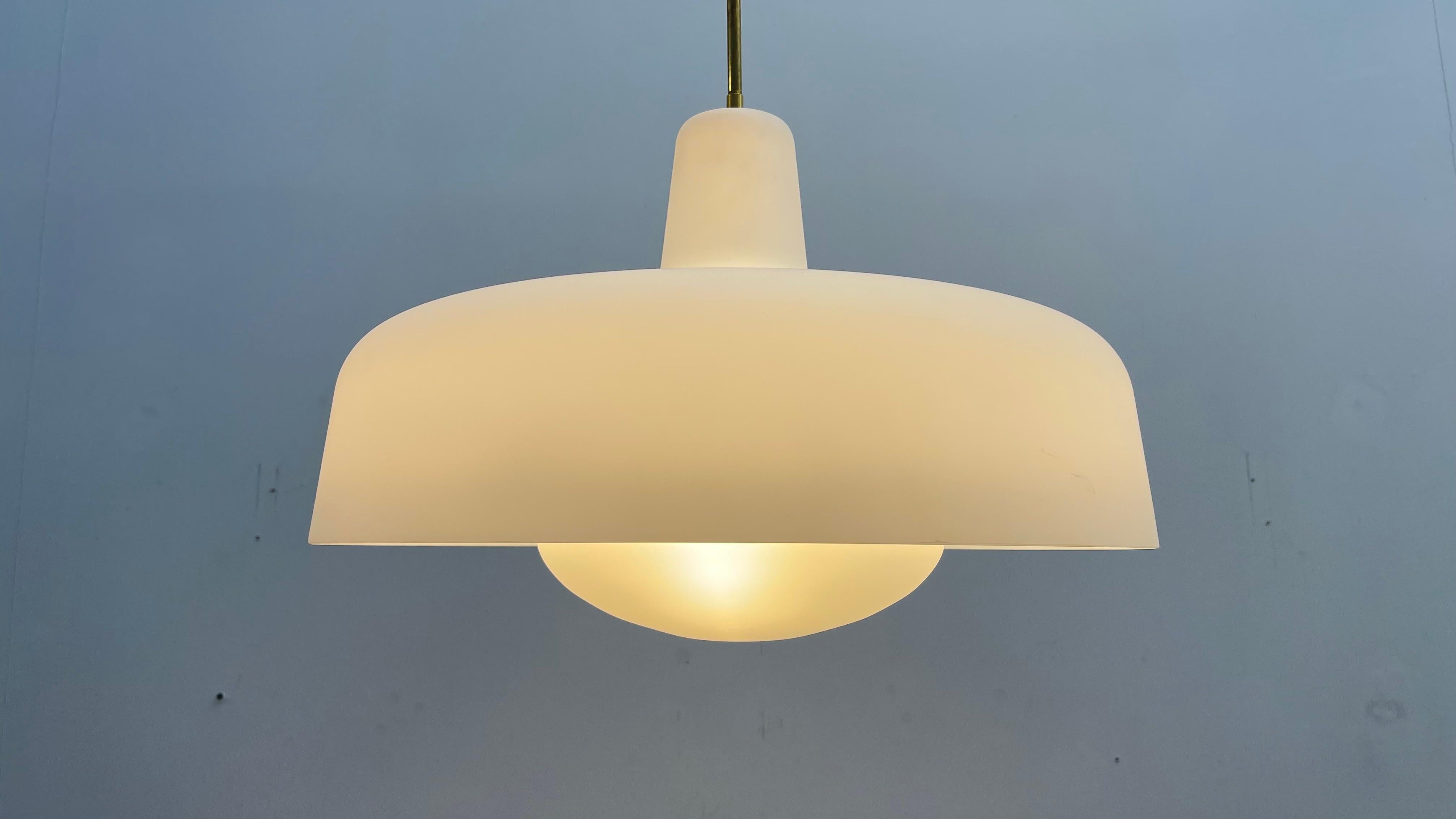 Ottone Coppia di pendenti italiani in vetro opalino e ottone in vendita