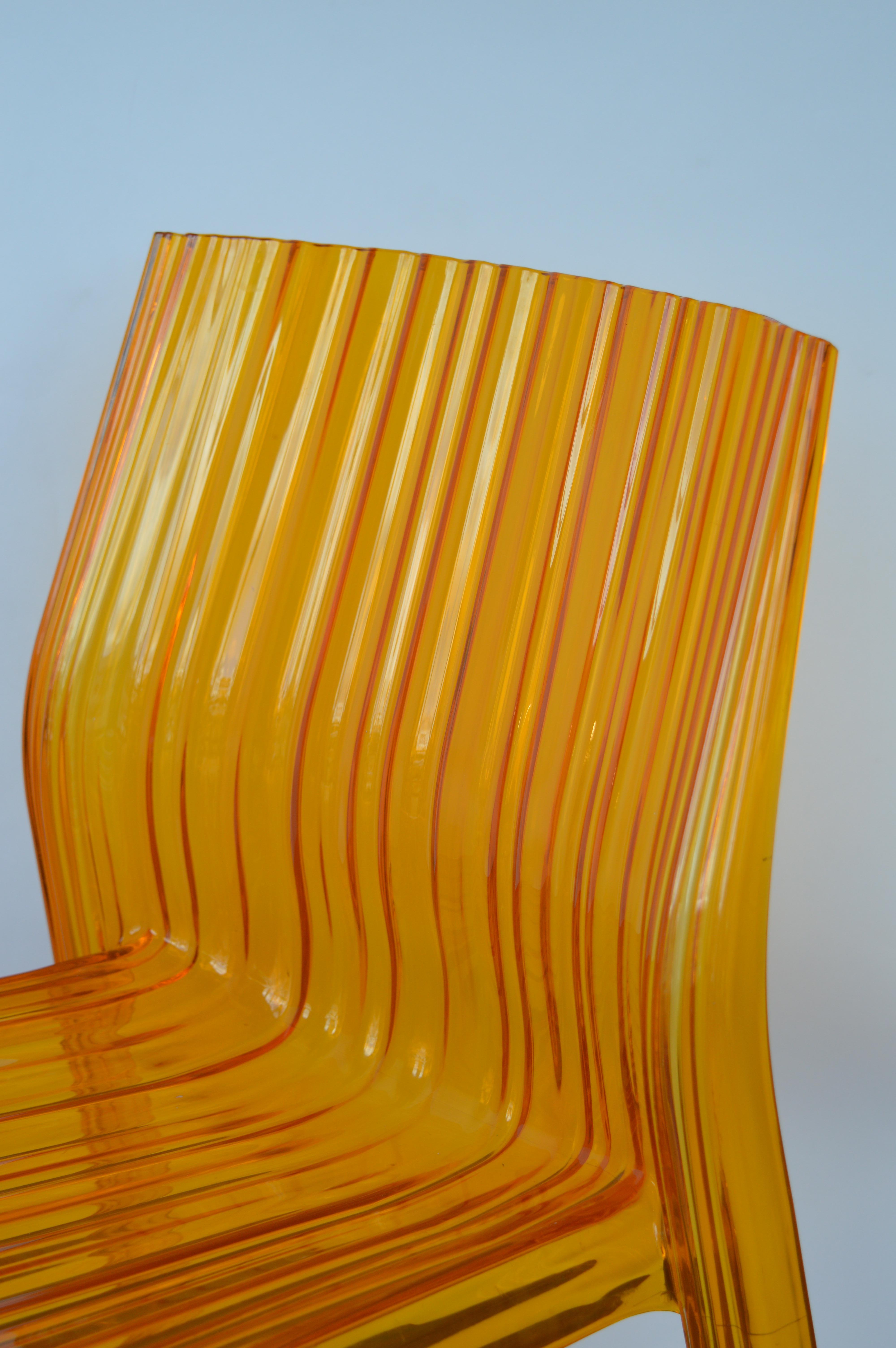 Paar italienische orangefarbene Stühle von Kartell (20. Jahrhundert) im Angebot