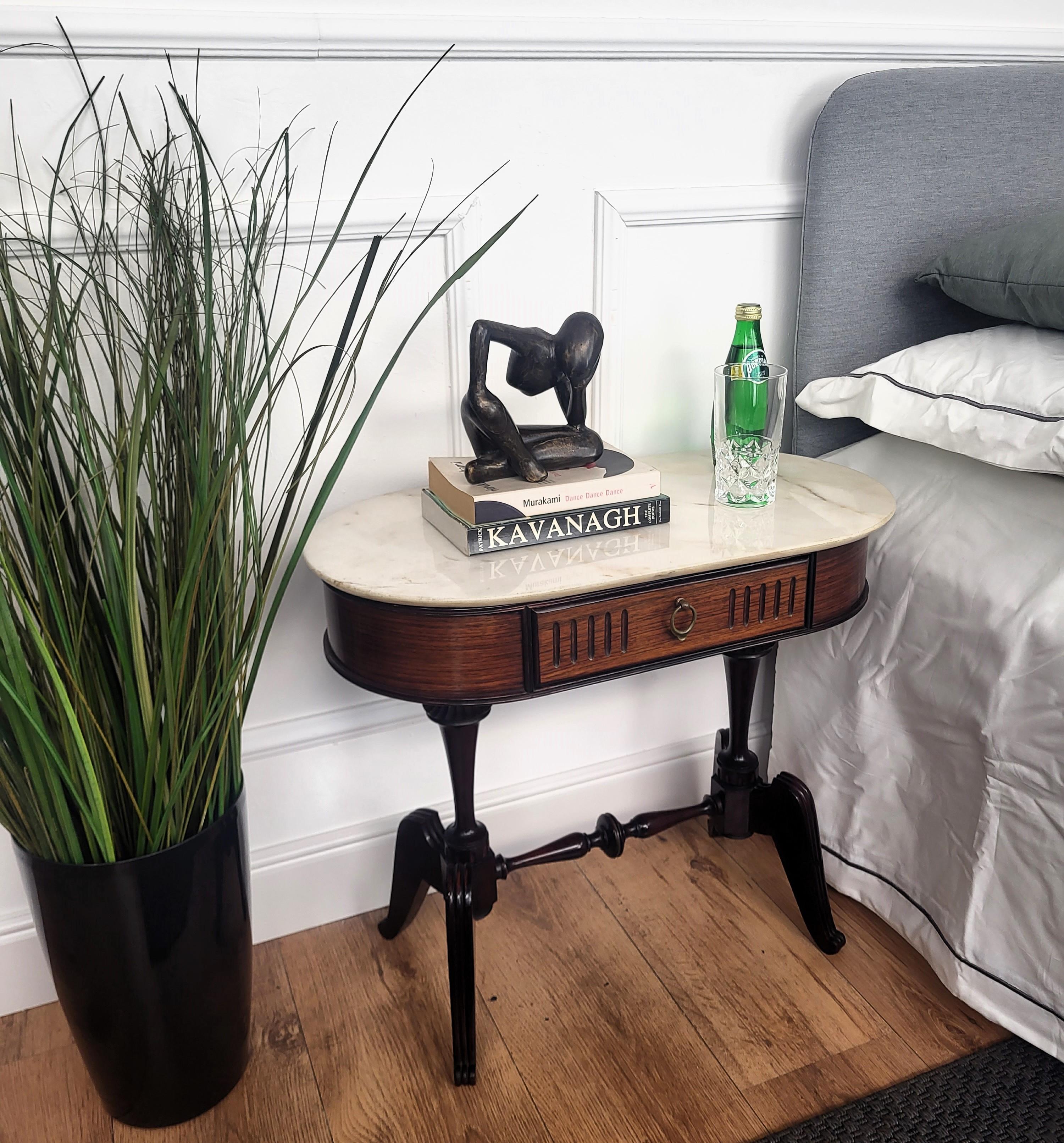 Unglaublich elegant, wichtig und raffiniert Italienisch 1950er Jahre Art Deco Mid-Century Modern Paar Nachttische Nachttische mit stark geschnitzten Struktur und Beine mit zentralen Bahren. Die sehr detailliert geschnitzten Dekore und Rahmen aller