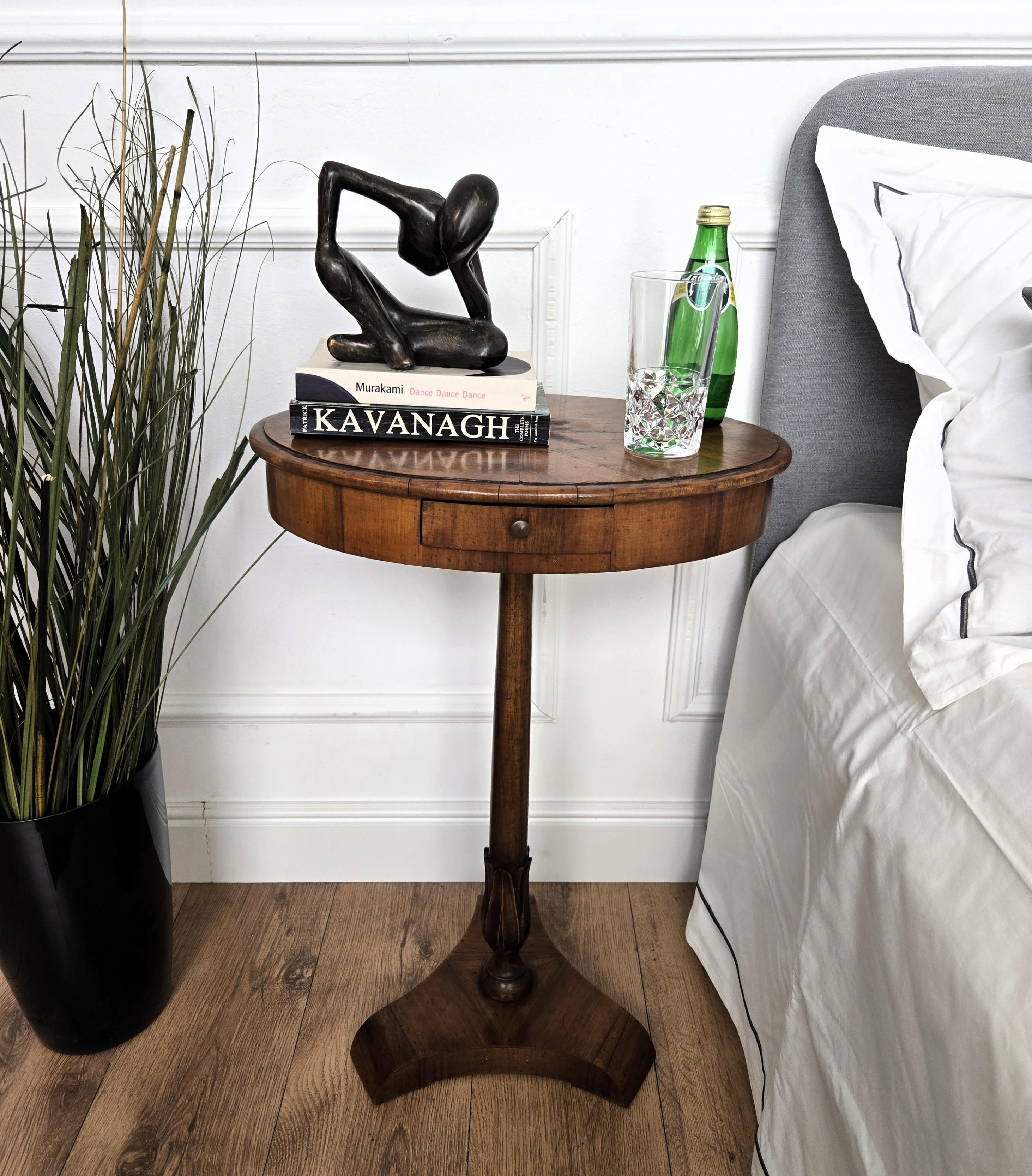Very important, elegant and refined pair of Italian 1940s Art Deco bedside tables with great oval shape design, attention to details in every part and beautiful inlay marquetry decors with the burl wood veneer finished by the nicely carved shaped