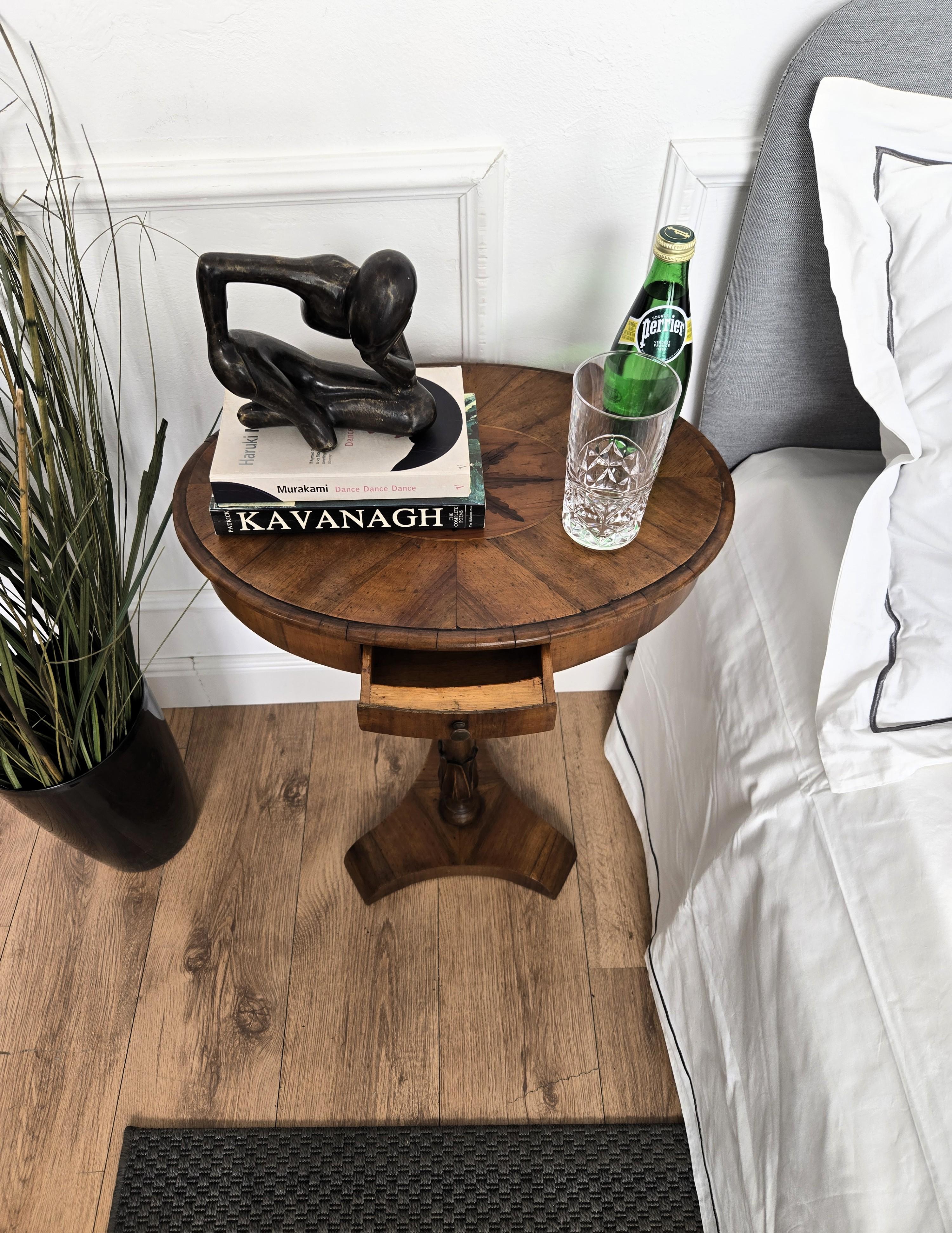 Pair of Italian Oval Tripod Side Tables Night Stands in Marquetry Burl Walnut In Good Condition For Sale In Carimate, Como