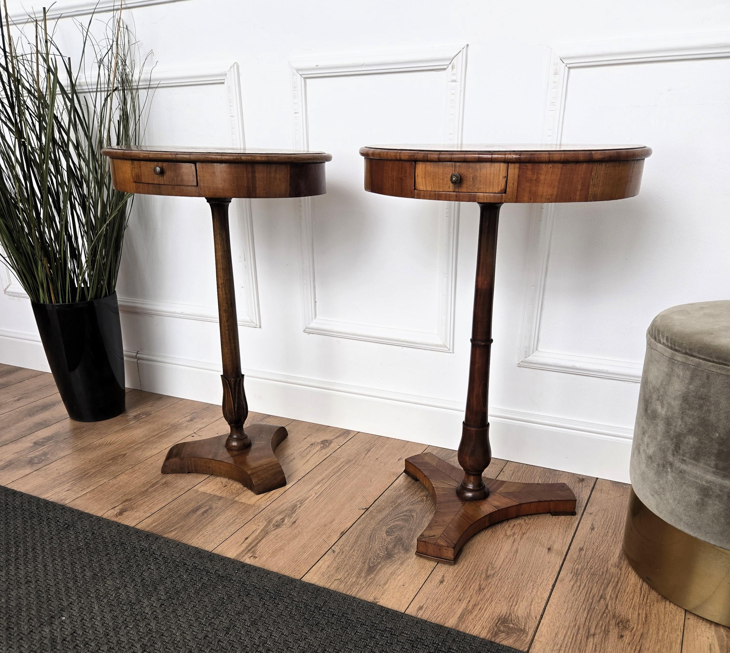 20th Century Pair of Italian Oval Tripod Side Tables Night Stands in Marquetry Burl Walnut For Sale