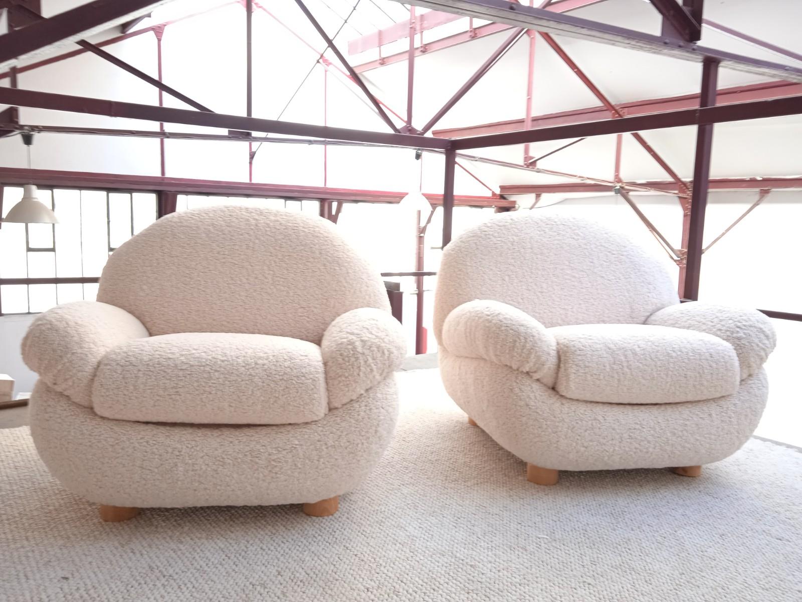 Pair of 70s Italian Pacha lounge chairs, fully upholstered in Shearling style.
Organic shapes and full of roundness give a lot of comfort and elegance to these armchairs.