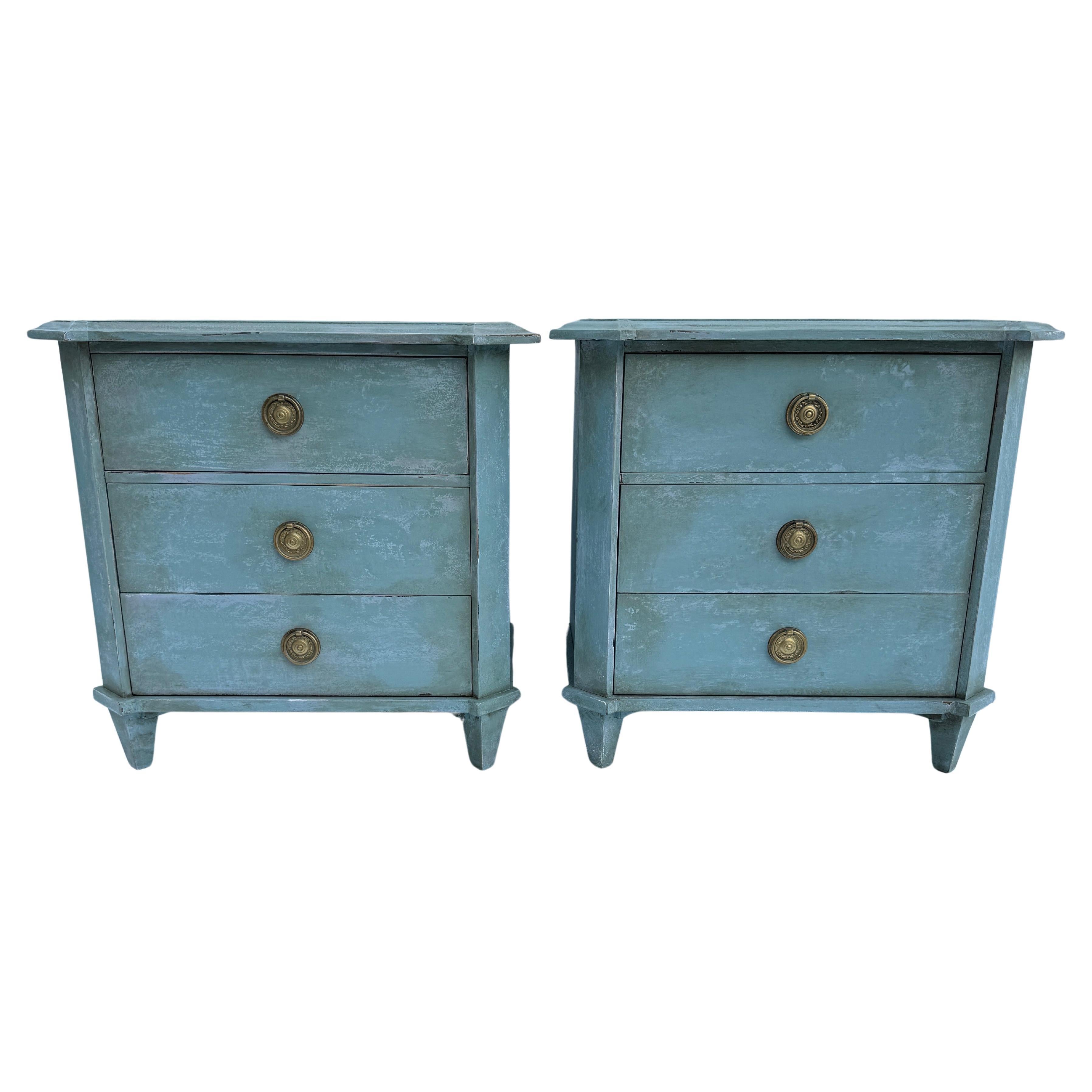 Estas clásicas cómodas de tres cajones pintadas a mano, pequeñas cómodas, mesas auxiliares o auxiliares están fabricadas en madera maciza con un acabado envejecido aplicado a mano y llevan anillas de latón. Ten en cuenta la baja altura, que puede