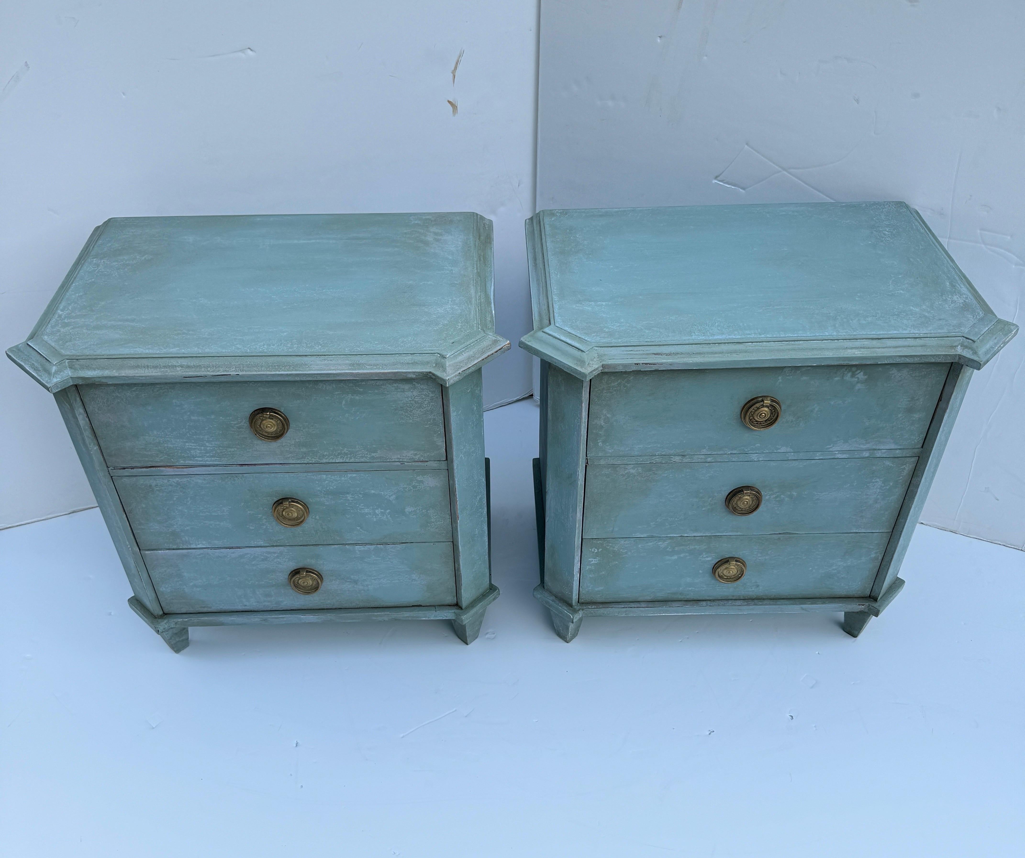 Pareja de mesillas de noche italianas de 3 cajones pintadas Gustaviano