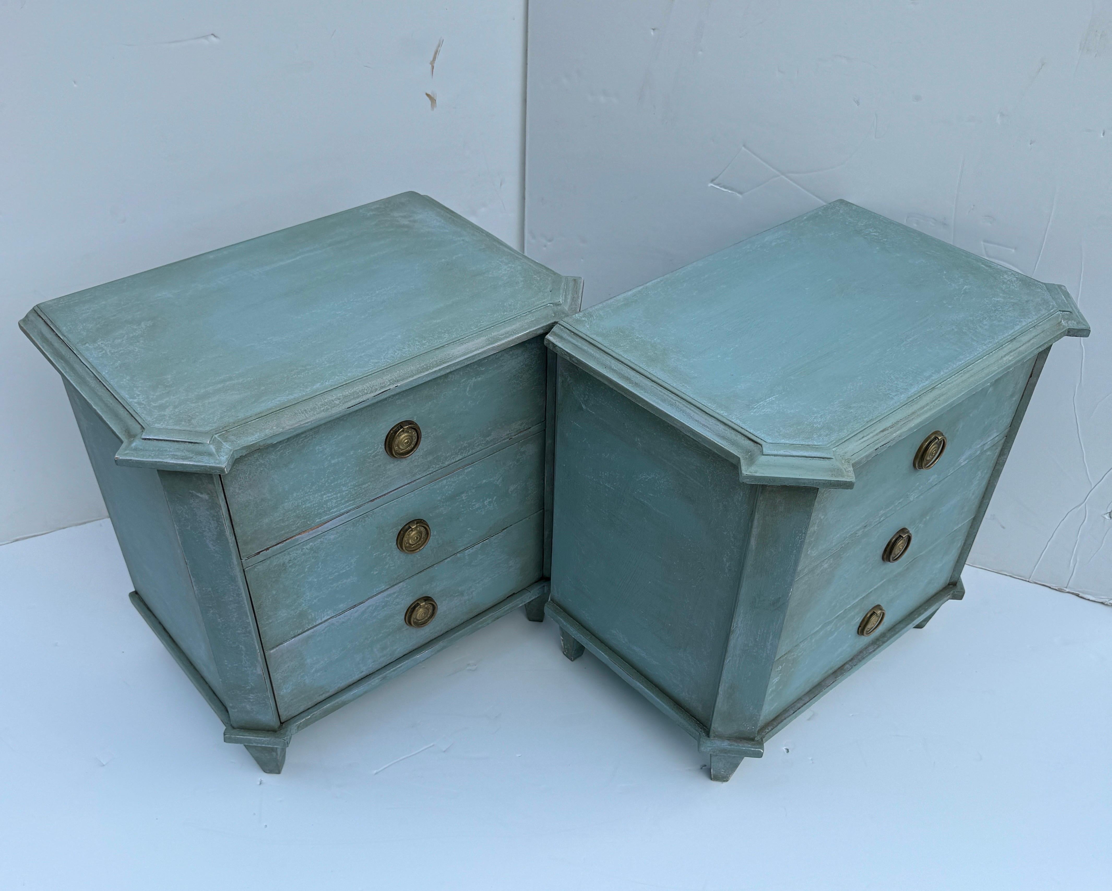 Pareja de mesillas de noche italianas de 3 cajones pintadas mediados del siglo XX