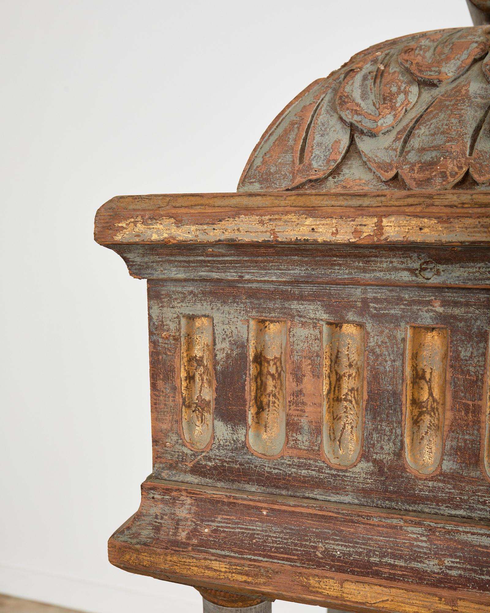 Paire de vitrines d'exposition d'autel peintes italiennes sur piédestal en vente 3