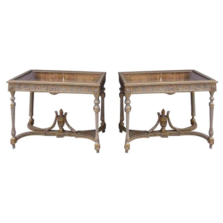 Pareja de Urnas Vitrinas Italianas Pintadas y Doradas.  Alrededor de 1780 en venta