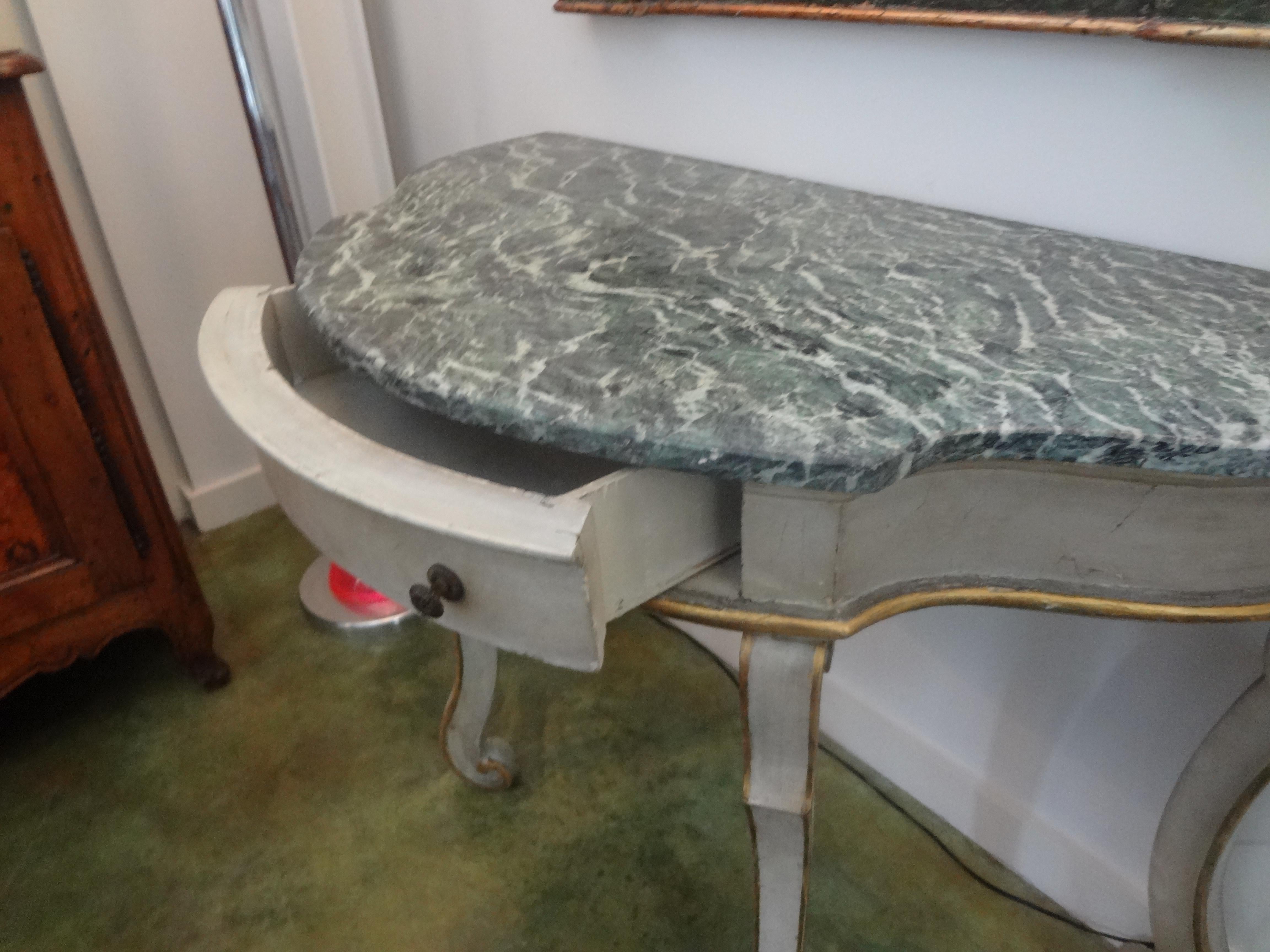 Coppia di tavolini da salotto italiani, dipinti e in legno dorato In condizioni buone in vendita a Houston, TX