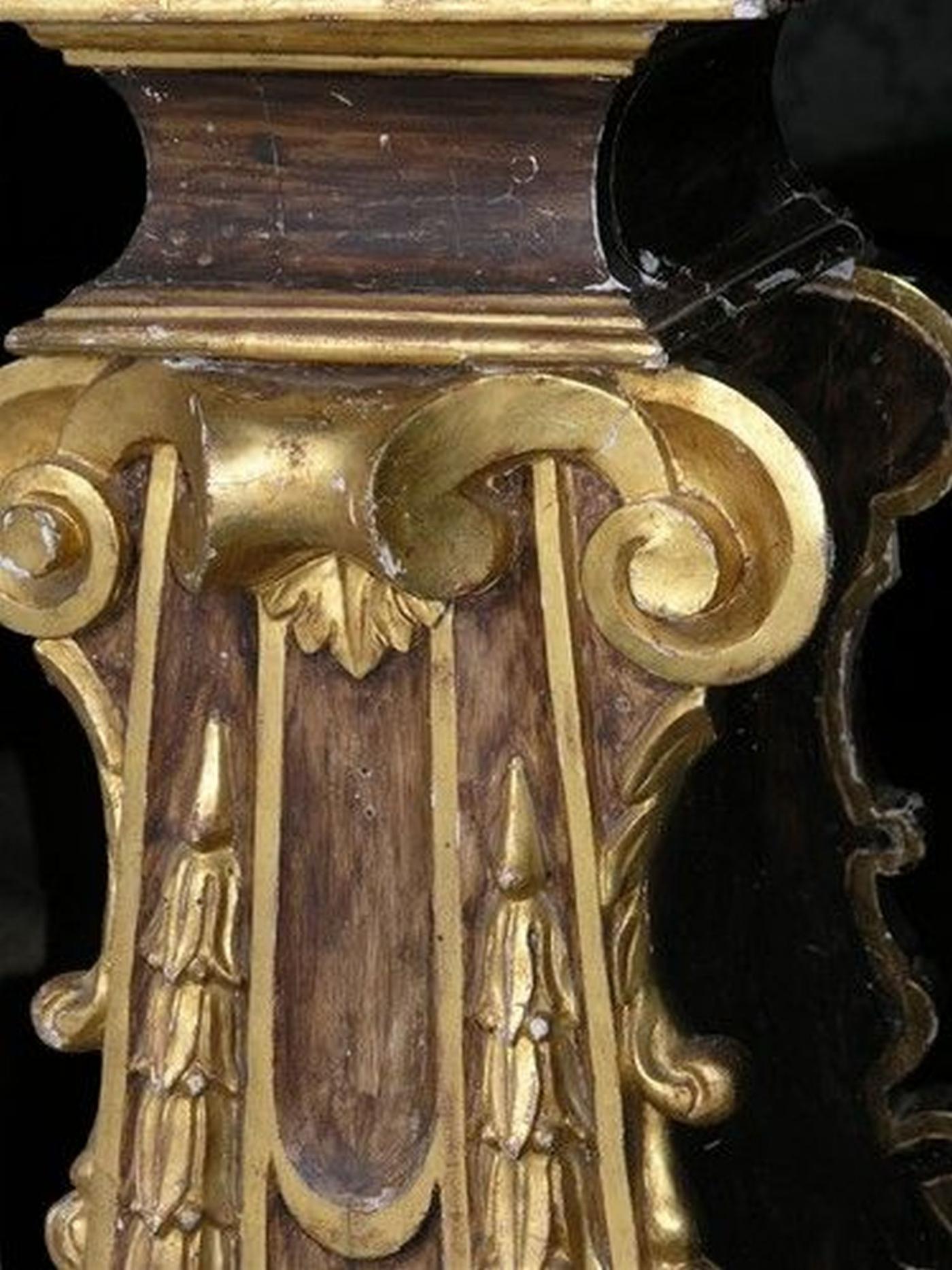 Paar italienische Ständer aus bemaltem und vergoldetem Holz – um 1780 (18. Jahrhundert und früher) im Angebot