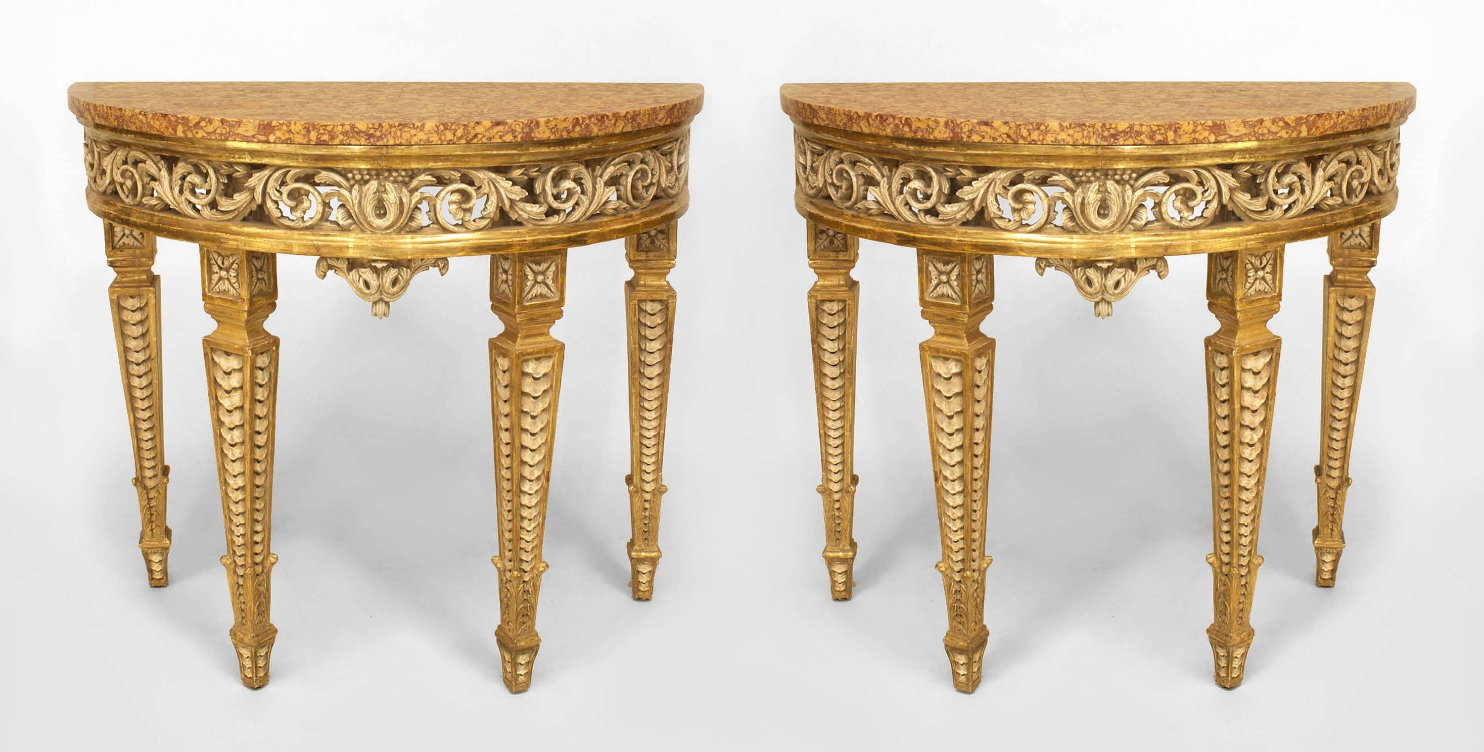 Paar italienische neoklassizistische (18. Jahrhundert) cremefarbene & paketvergoldete Demilune-Konsolentische mit einer durchbrochenen Schürze, die auf geschnitzten, quadratischen, konischen Beinen mit späteren Brocatelle-Marmorplatten ruhen (weiße