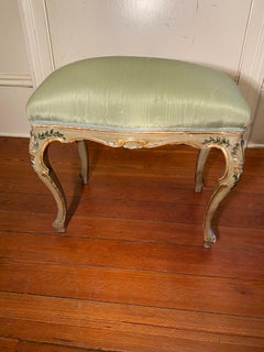 Paire de tabourets italiens peints et dorés à la feuille