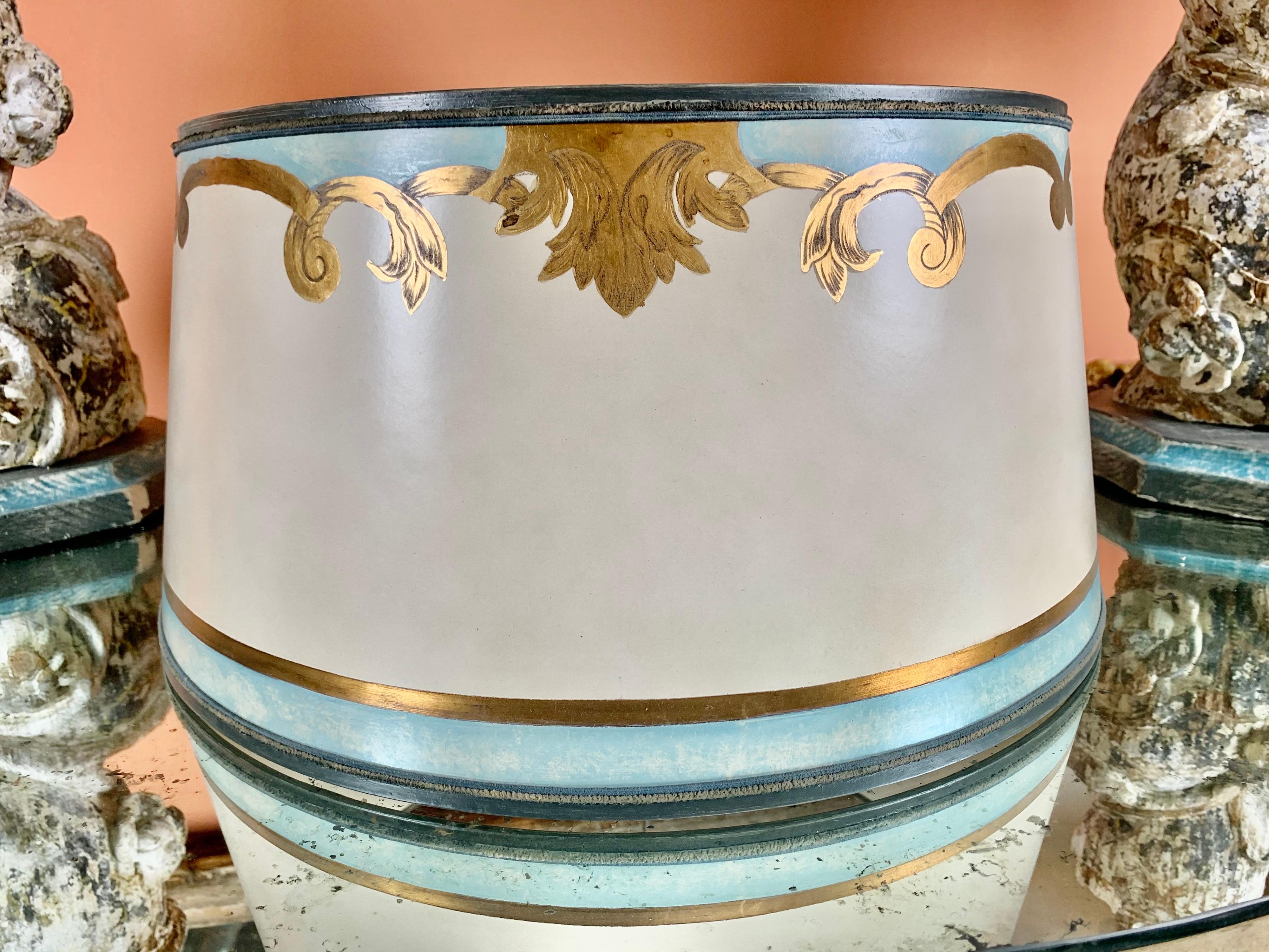 Paire de lampes à colonnes italiennes peintes avec abat-jours en parchemin en vente 3