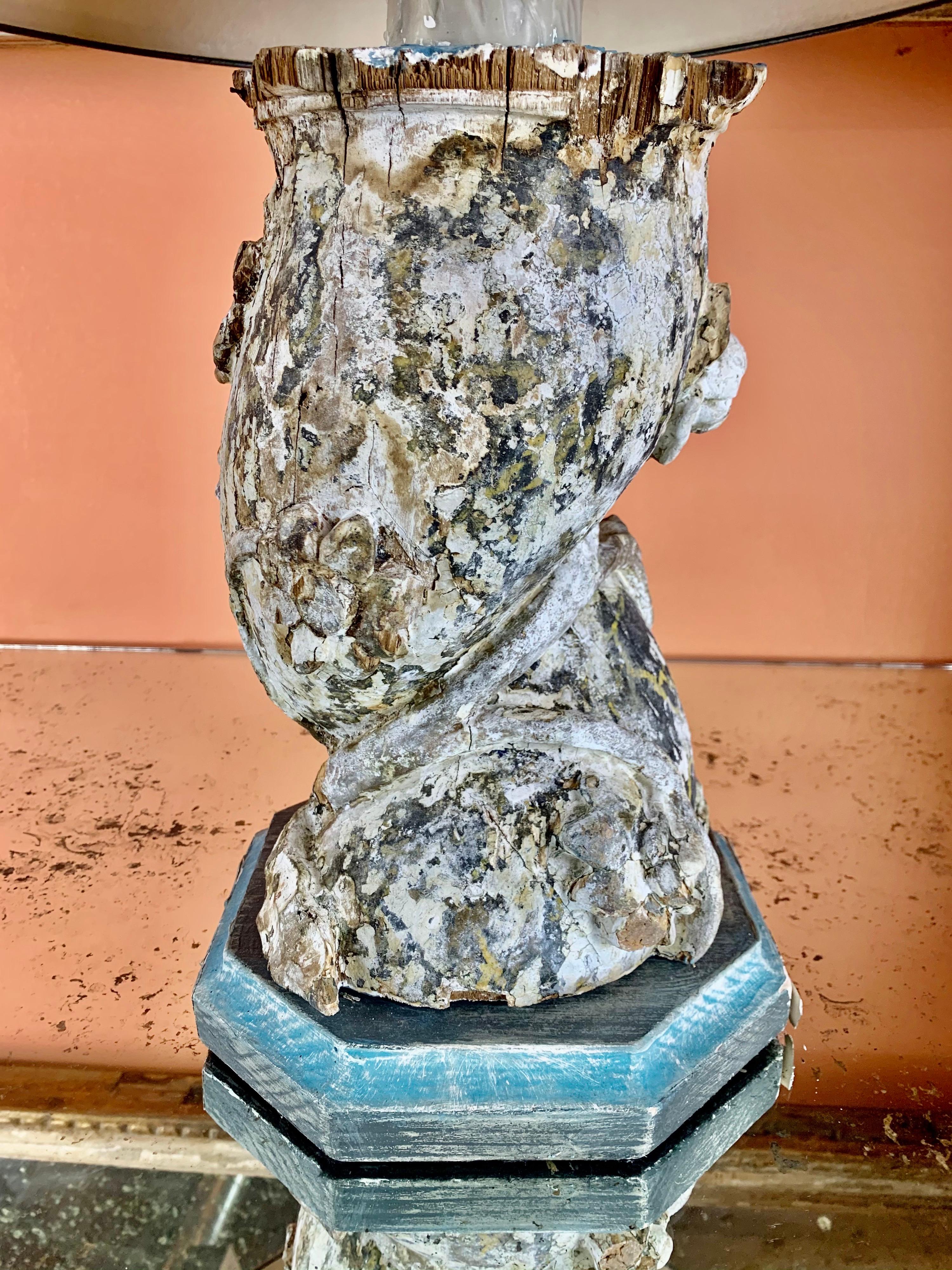 Rococo Paire de lampes à colonnes italiennes peintes avec abat-jours en parchemin en vente