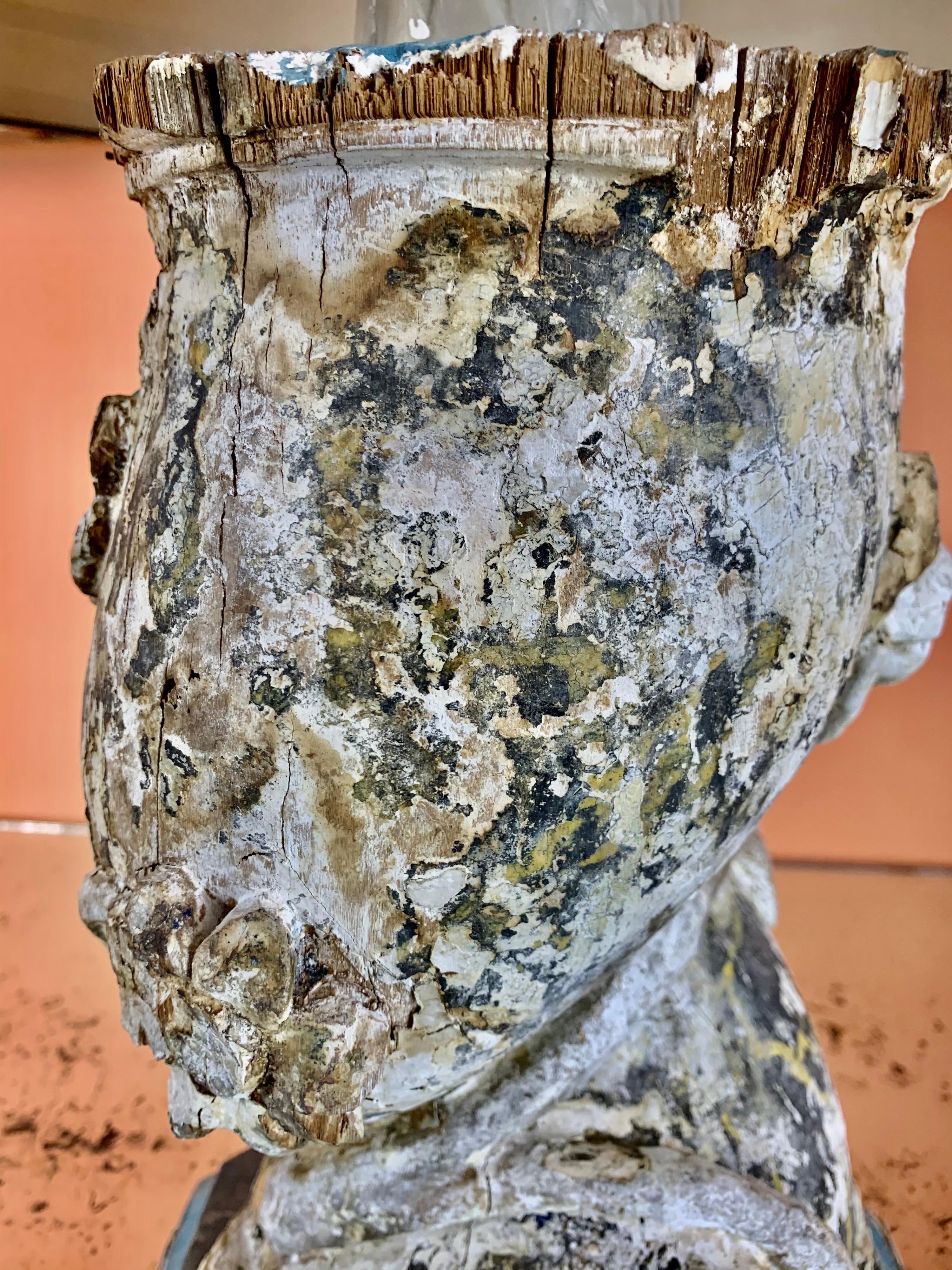Paire de restes de colonnes sculptées et peintes du XIXe siècle qui ont été montées sur des bases peintes et transformées en lampes. Les lampes sont couronnées d'abat-jour en parchemin peints à la main. Les lampes sont nouvellement recâblées et sont
