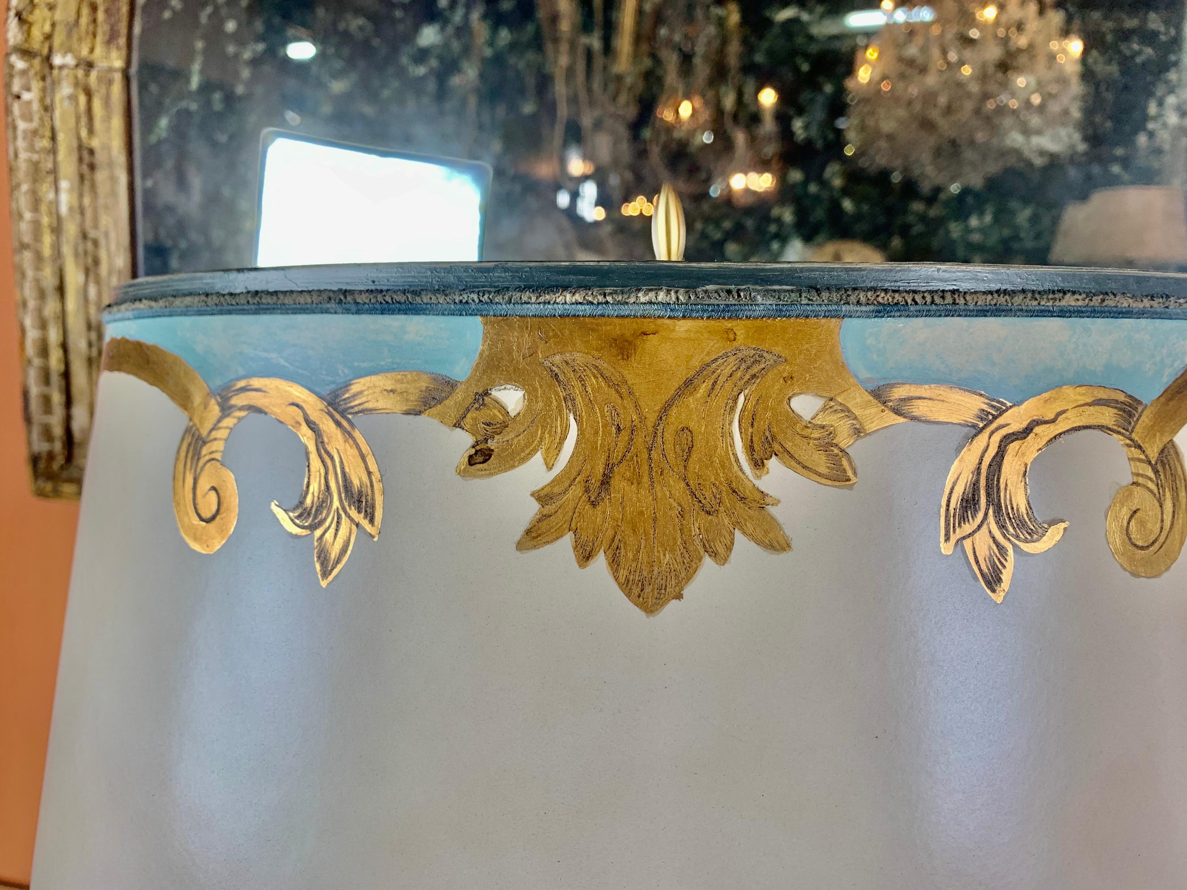 Paire de lampes à colonnes italiennes peintes avec abat-jours en parchemin en vente 2
