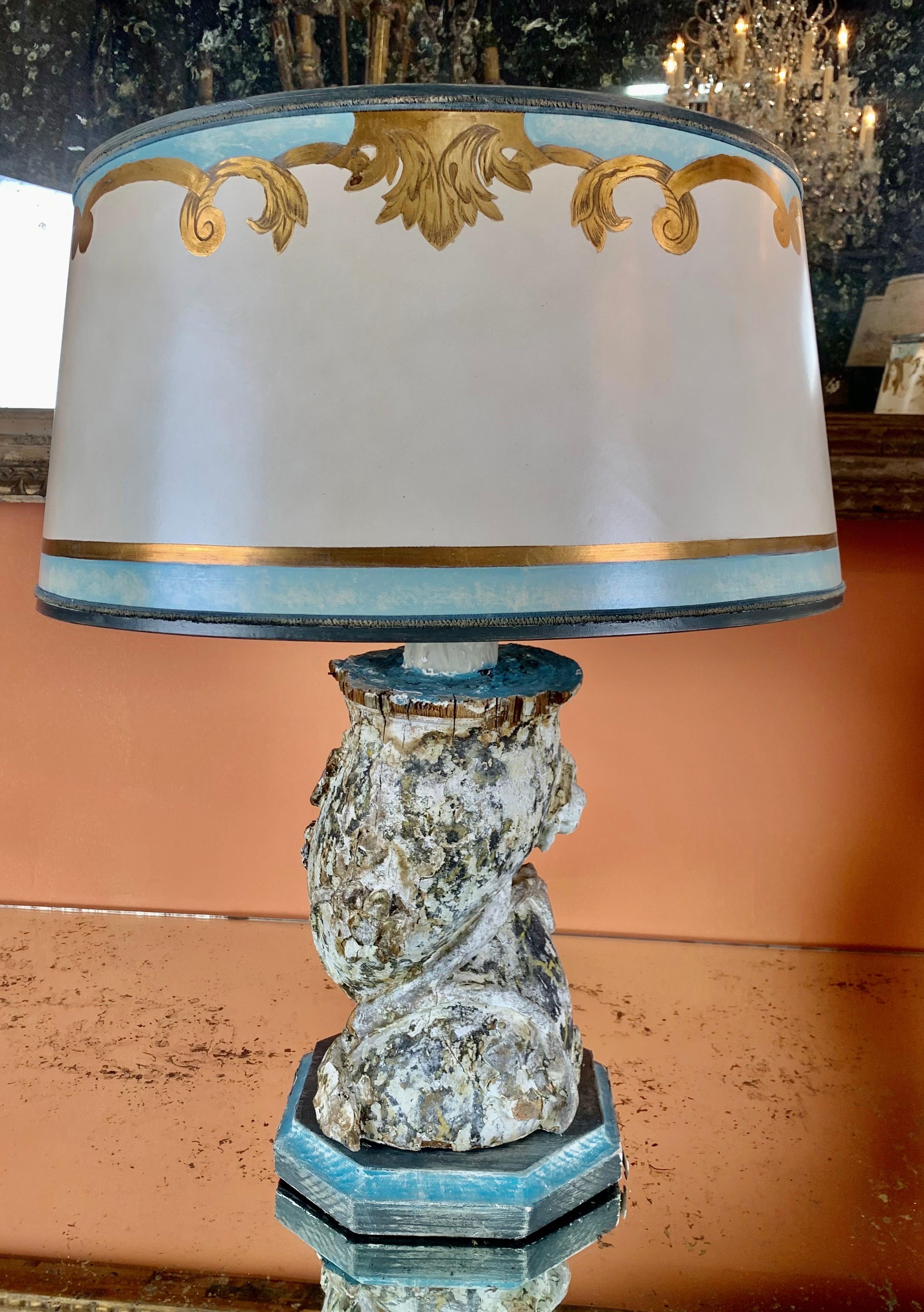 XXIe siècle et contemporain Paire de lampes à colonnes italiennes peintes avec abat-jours en parchemin en vente