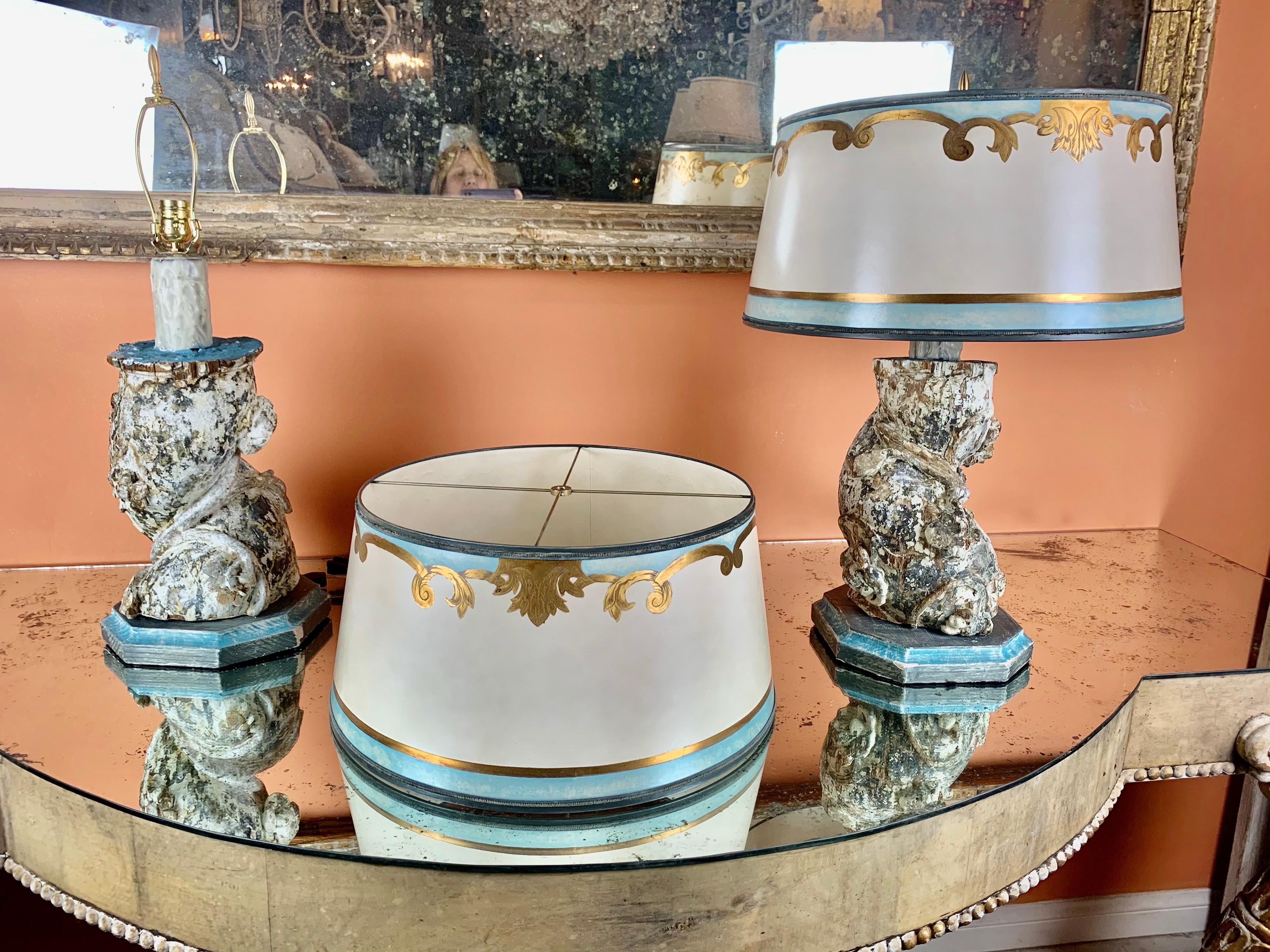 Paire de lampes à colonnes italiennes peintes avec abat-jours en parchemin en vente 1