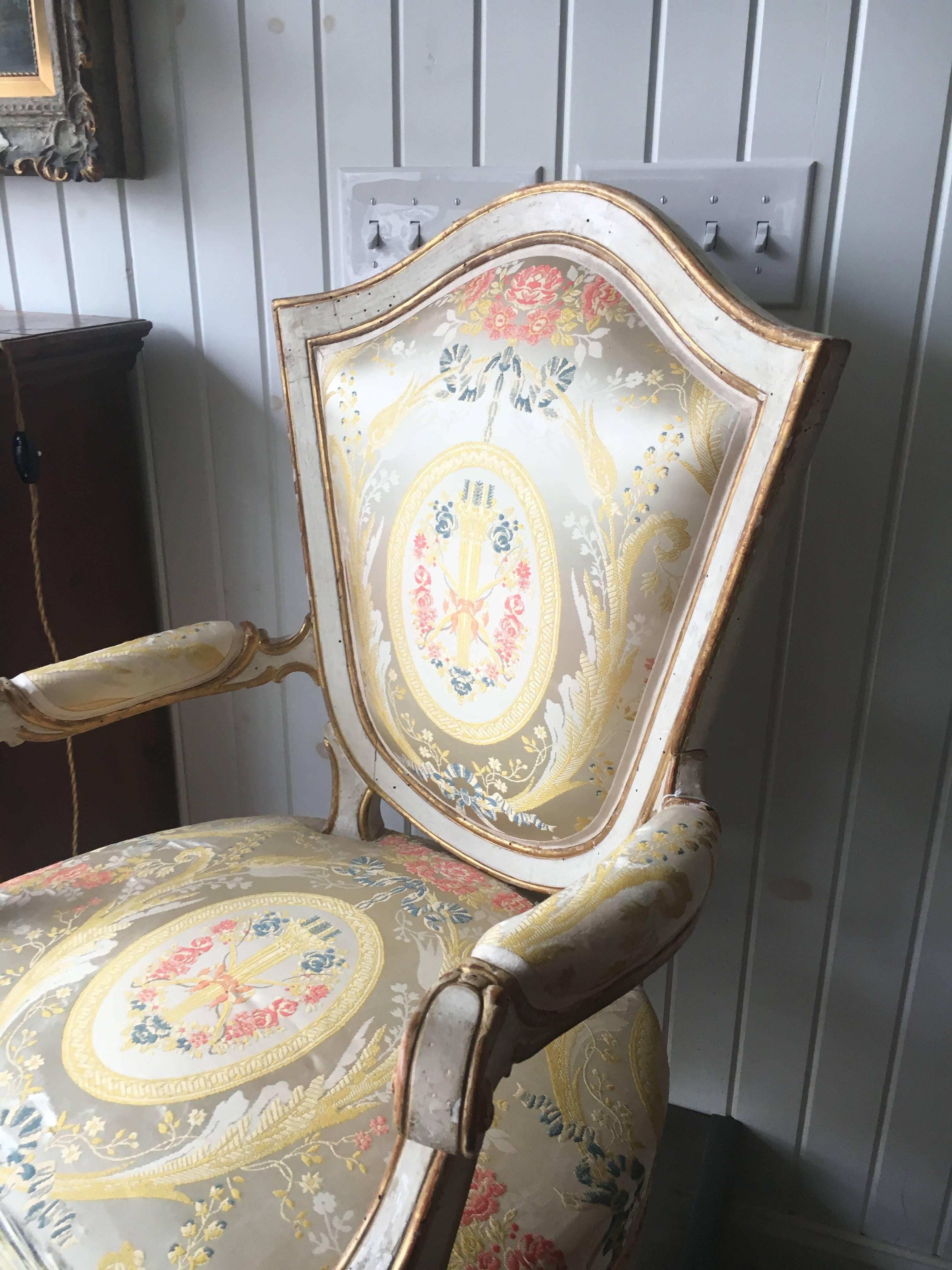 Ein bedeutendes Paar italienischer bemalter Fauteuils, Florenz, 18. Jahrhundert (Louis XVI.) im Angebot