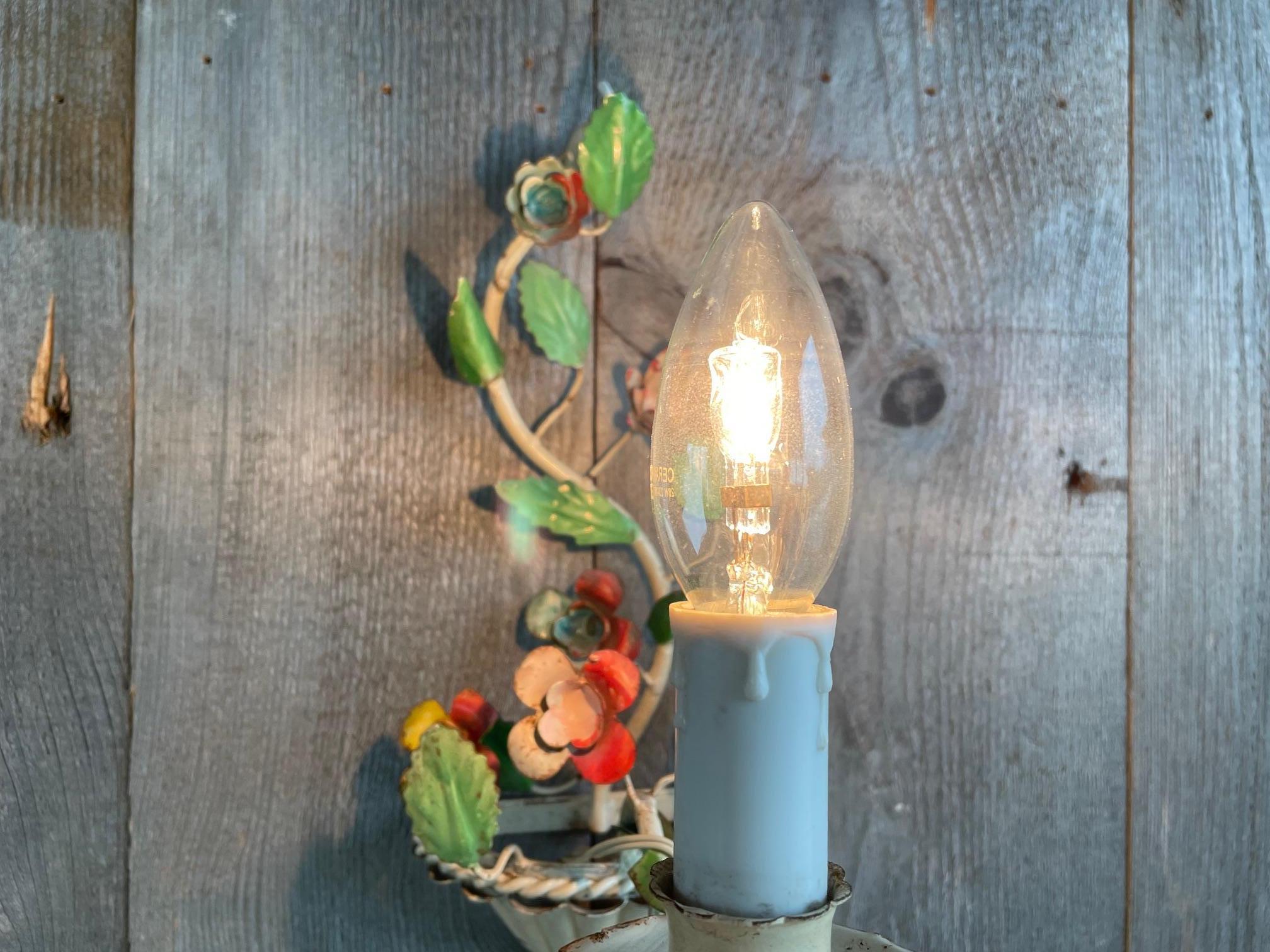 Coppia di appliques italiane a fiore dipinte in lamiera verniciata 
Caratterizzate da una splendida patina invecchiata, queste applique presentano bouquet di fiori petali e foglie verdi radicati in una base a forma di conchiglia. 