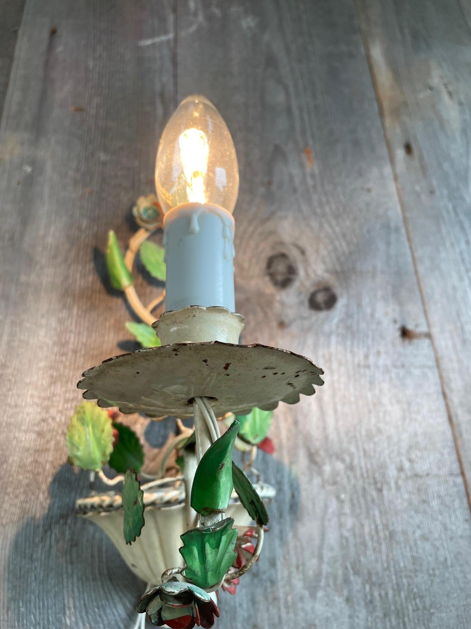 Mid-Century moderno Coppia di appliques italiane dipinte a fiori in vendita