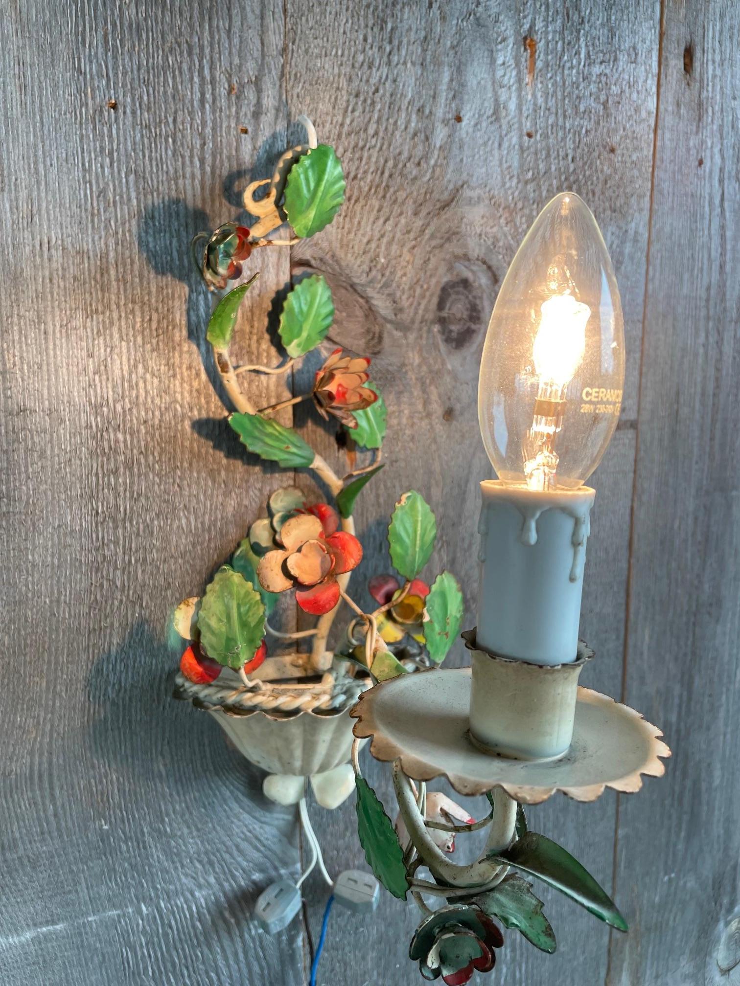 Italiano Coppia di appliques italiane dipinte a fiori in vendita