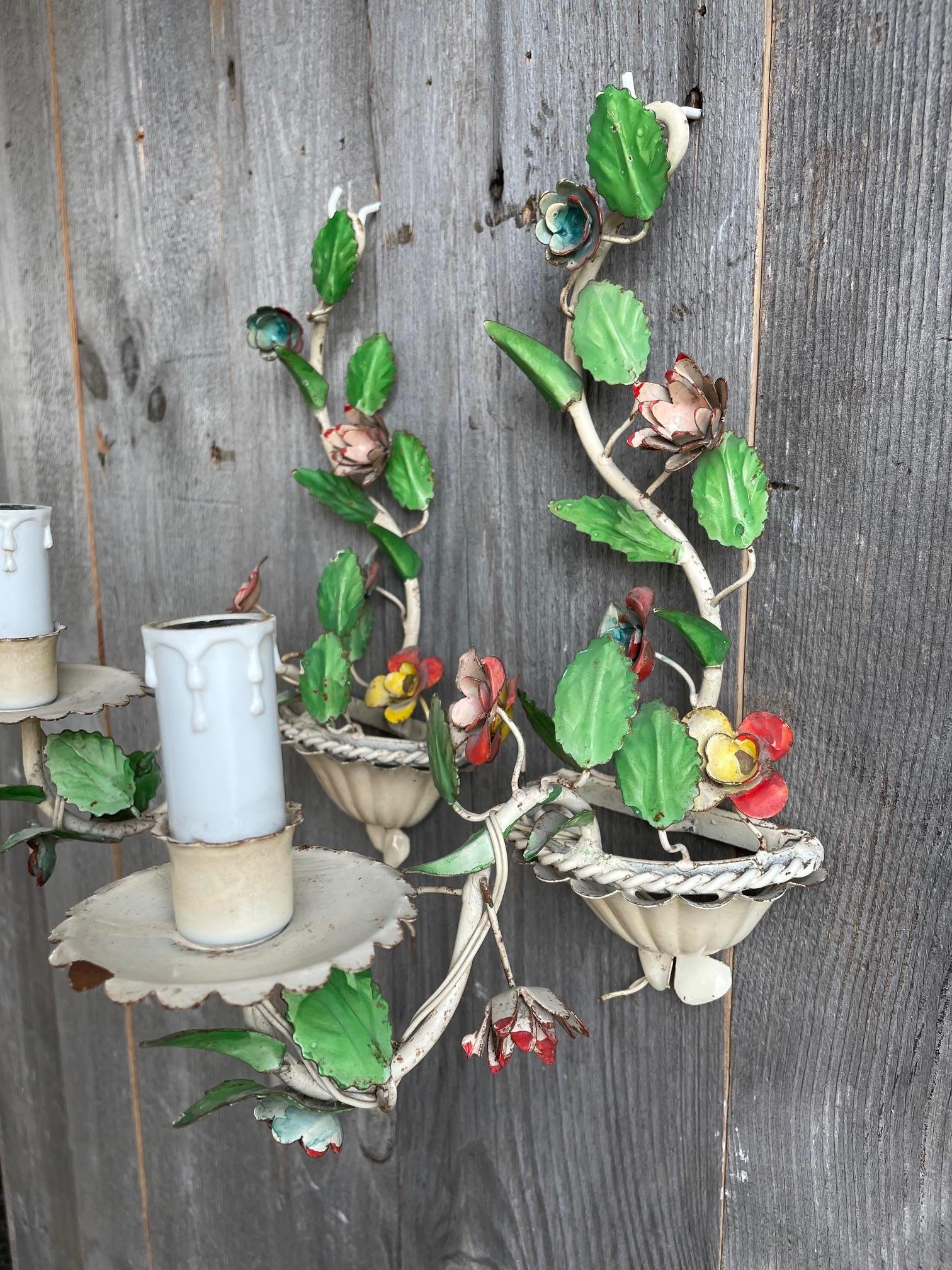 Coppia di appliques italiane dipinte a fiori In condizioni discrete in vendita a Nivelles, BE