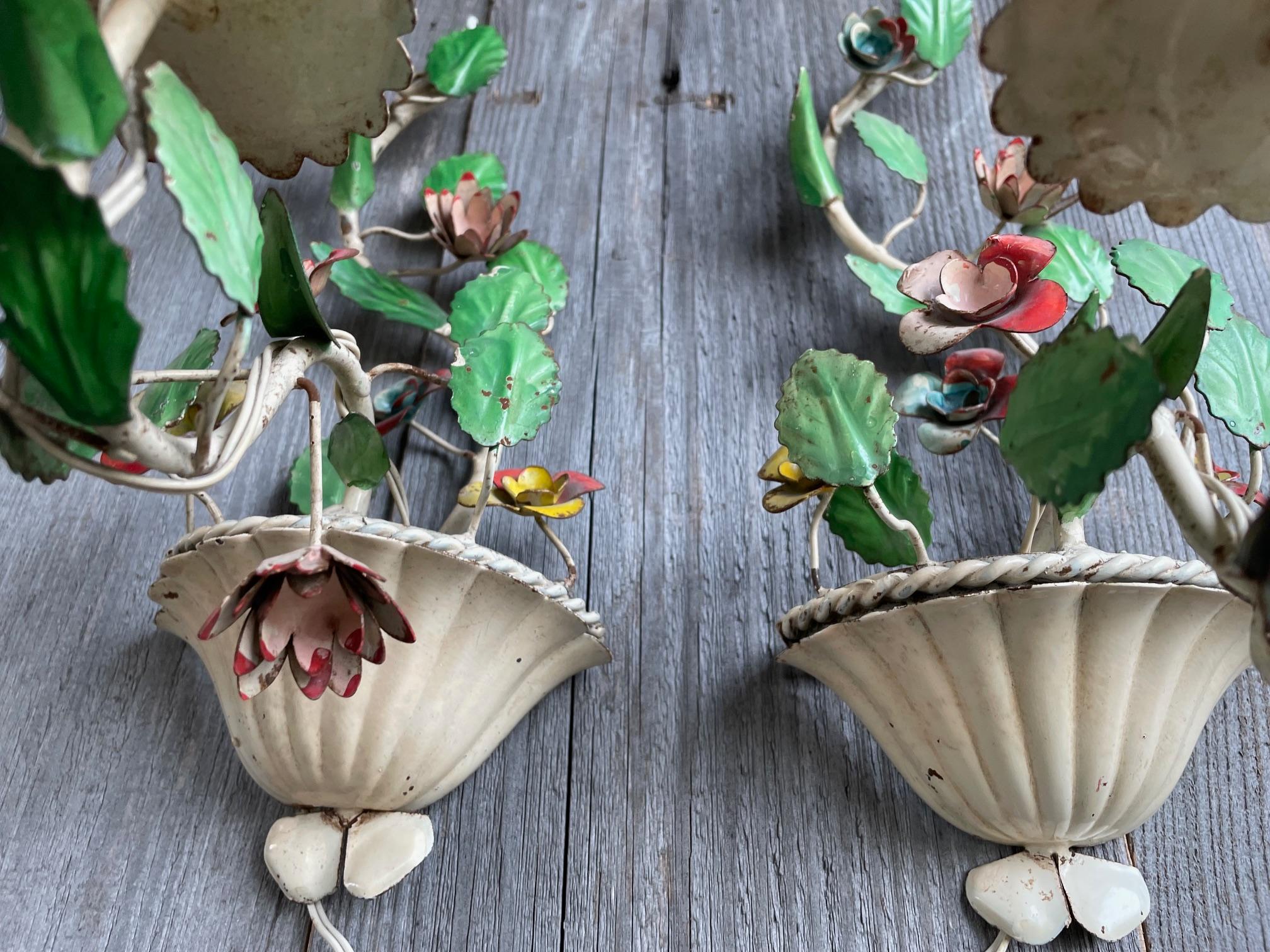 XX secolo Coppia di appliques italiane dipinte a fiori in vendita