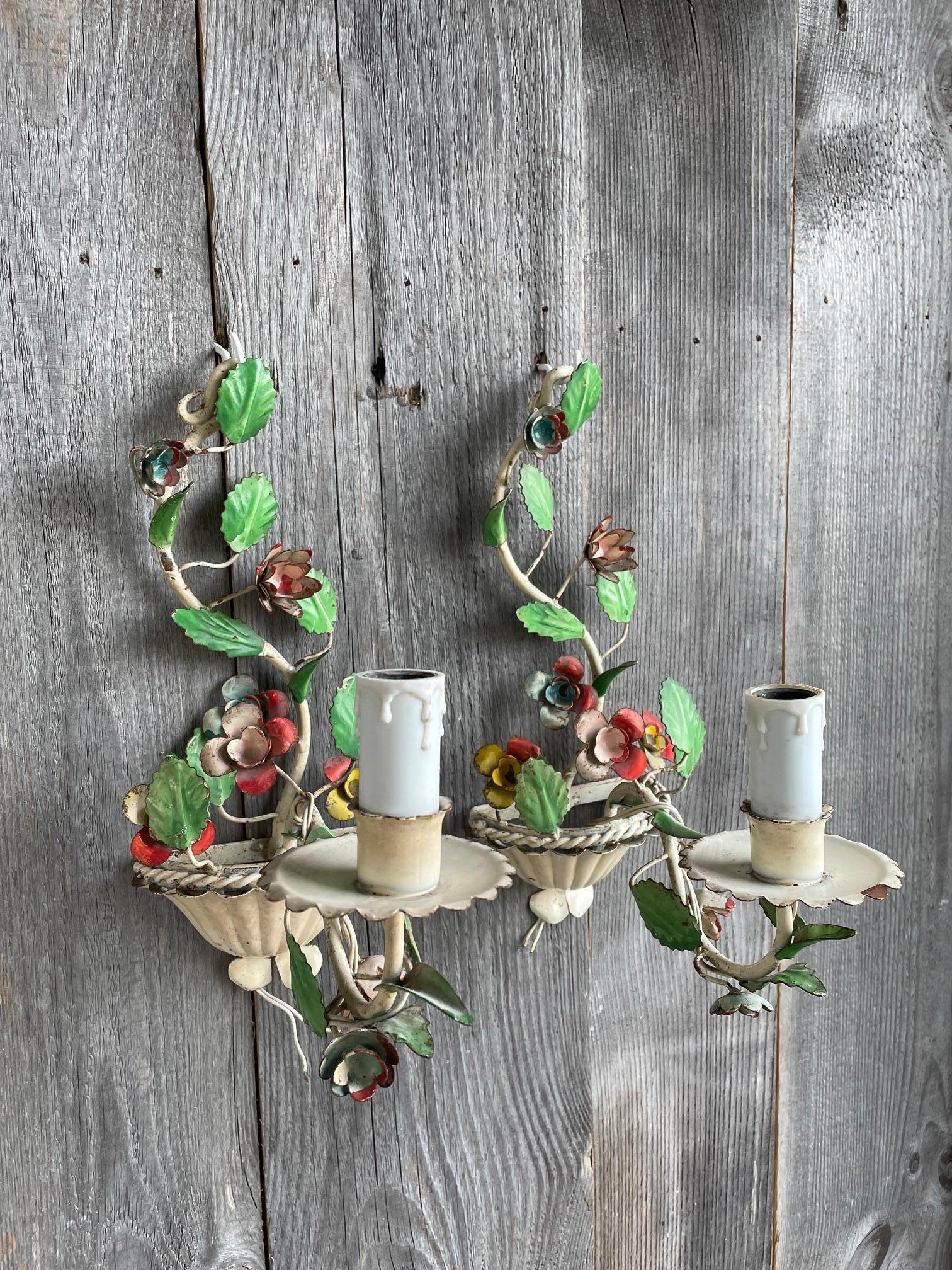 Coppia di appliques italiane dipinte a fiori in vendita 1
