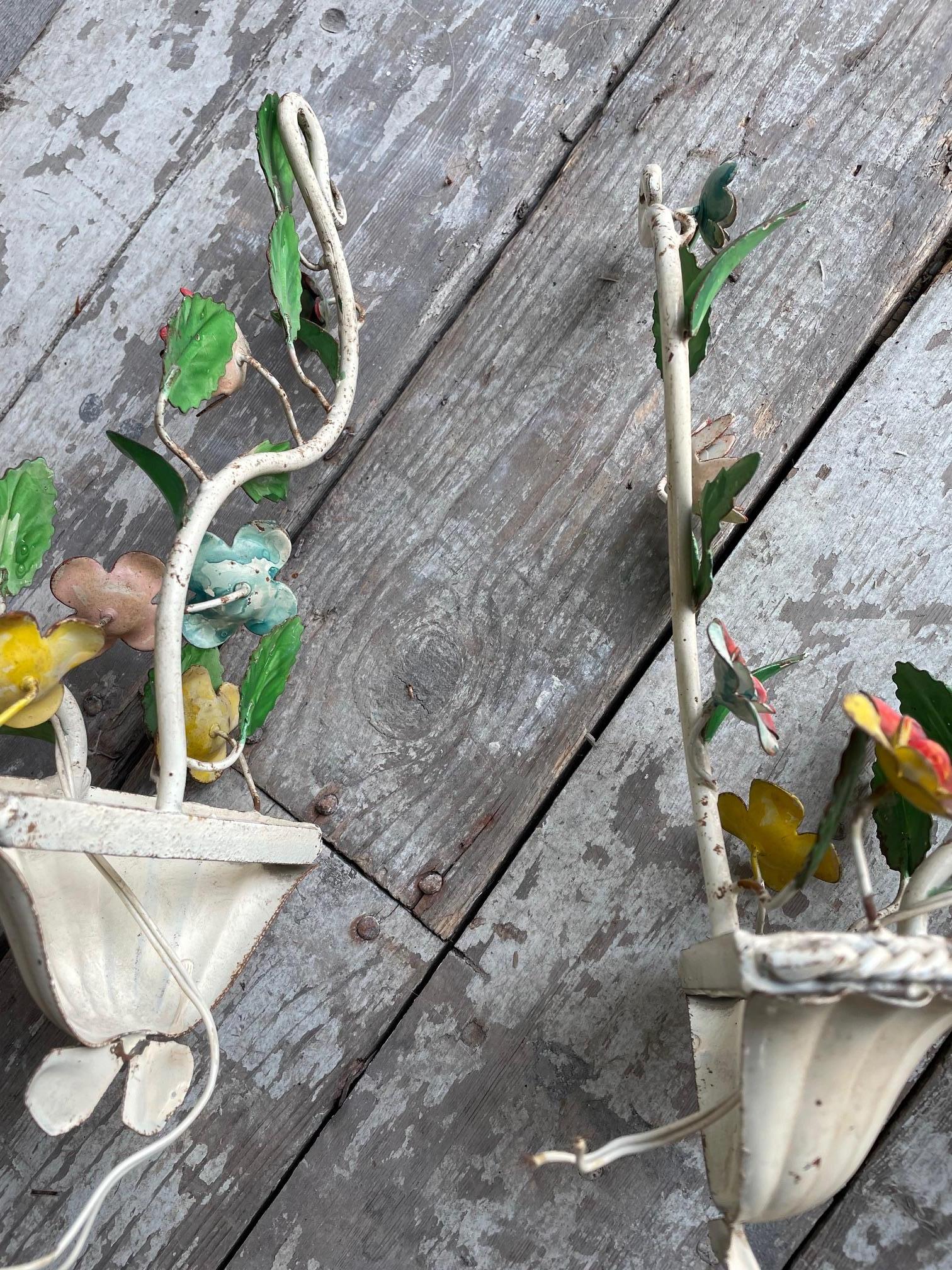 Coppia di appliques italiane dipinte a fiori in vendita 2
