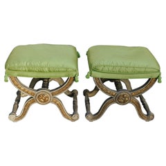Paire de tabourets Curule italiens en bois peint et doré, tapissés de feuillage, C.1780