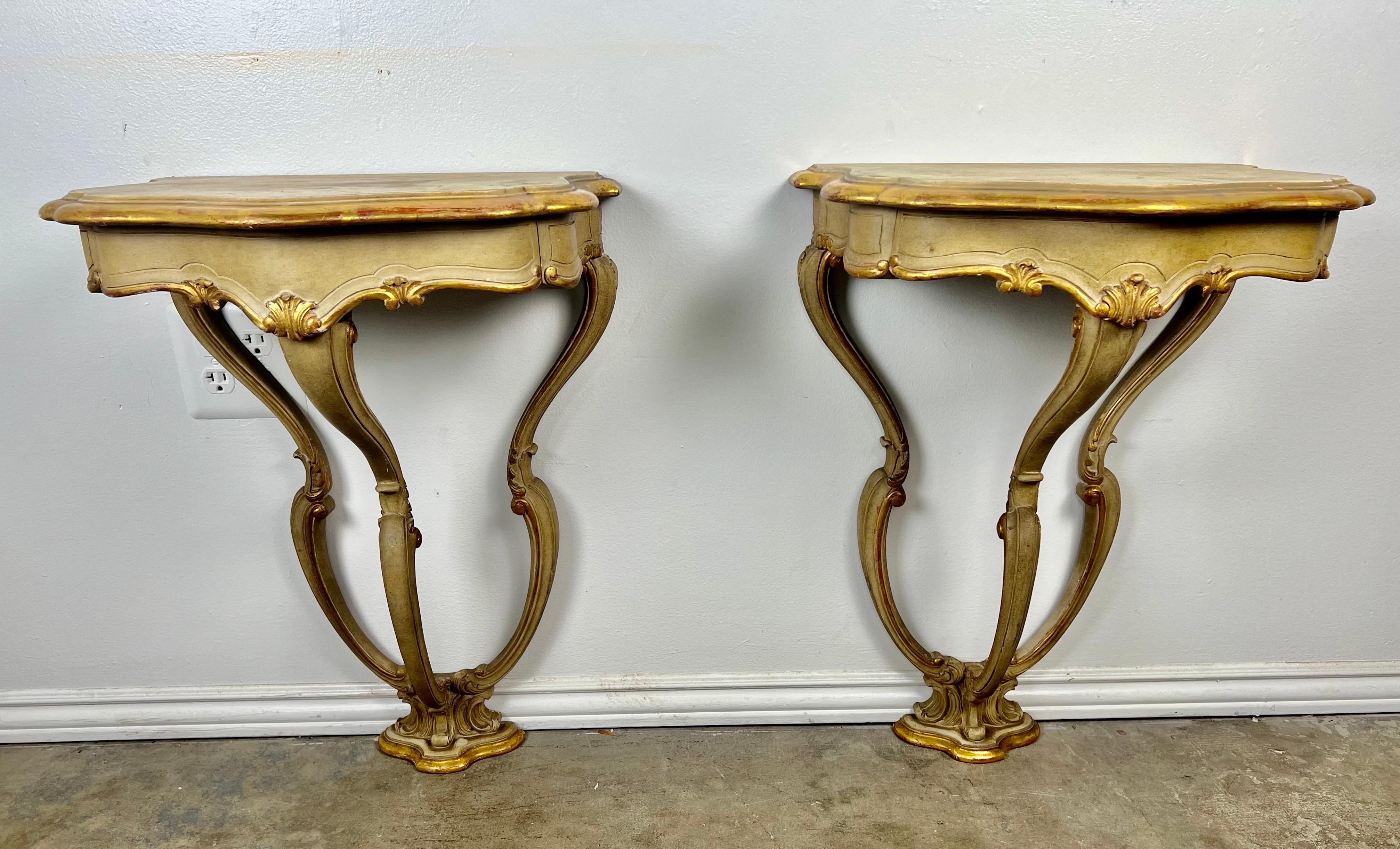Rococo Paire de consoles italiennes peintes et dorées à la parcelle avec tiroirs en vente