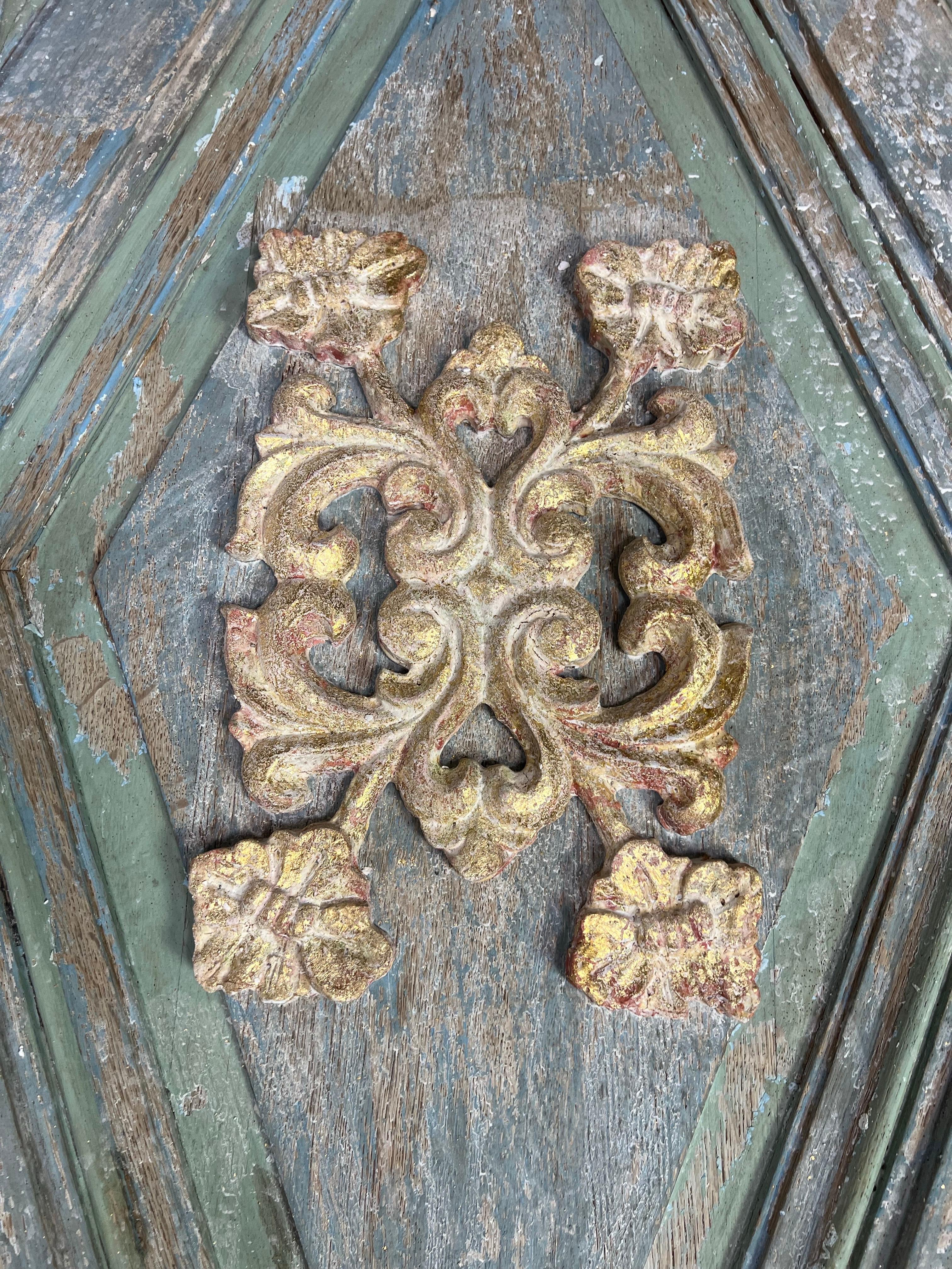 Italiano Coppia di porte italiane dipinte e dorate A.I.C. 1900 in vendita