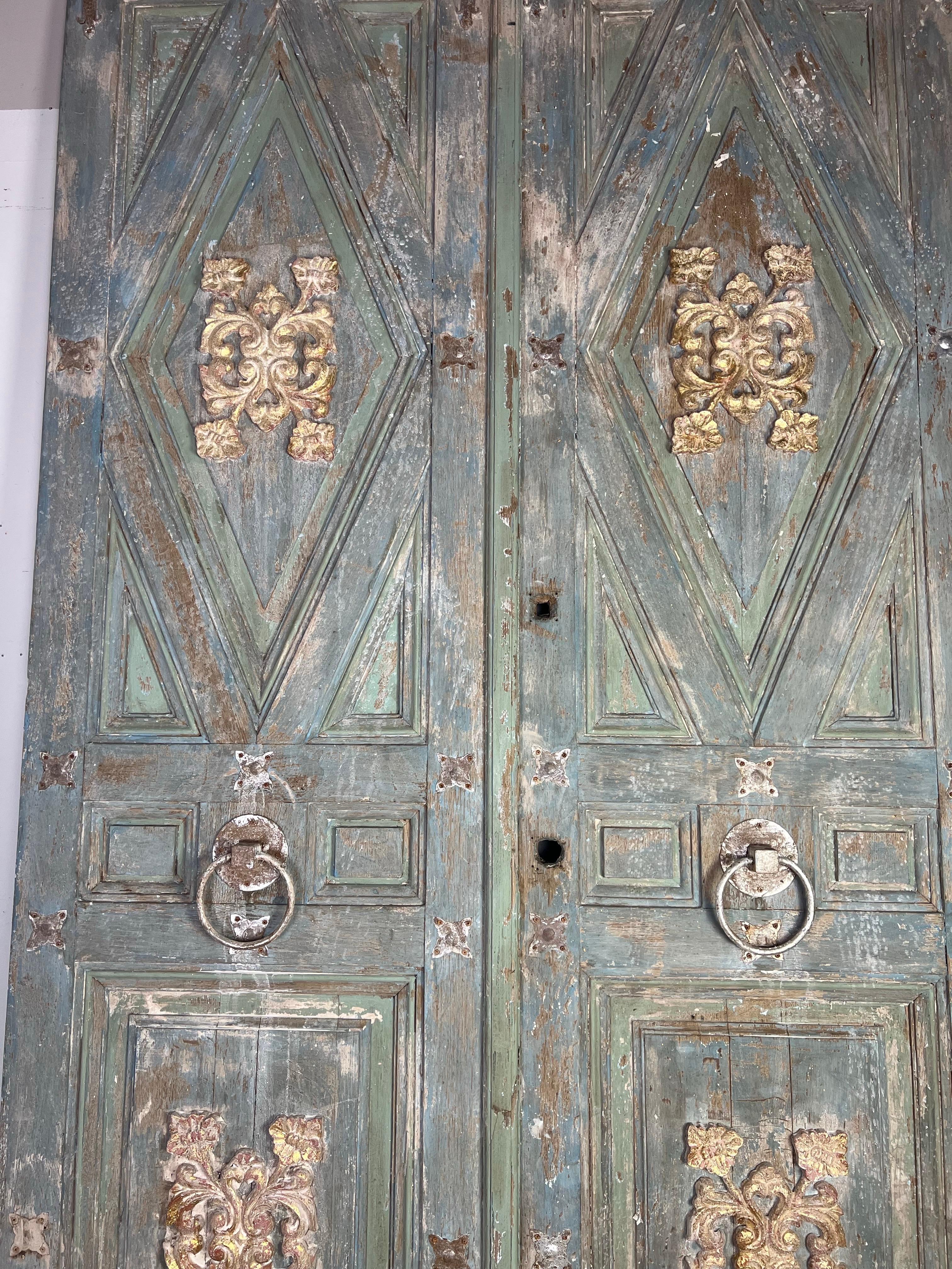 Inizio XX secolo Coppia di porte italiane dipinte e dorate A.I.C. 1900 in vendita