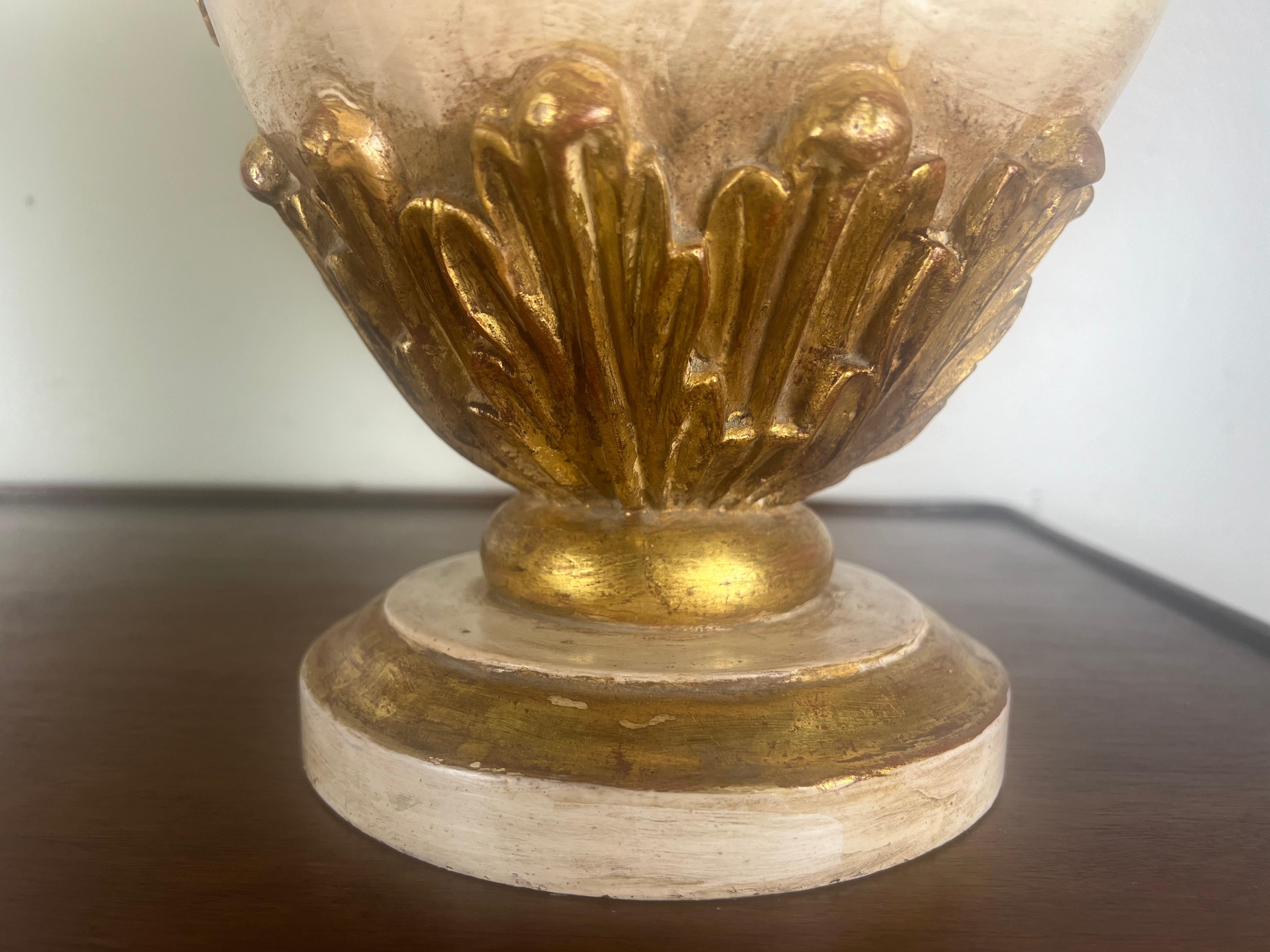 Paire de lampes italiennes peintes et dorées à la feuille avec abat-jours en parchemin en vente 4