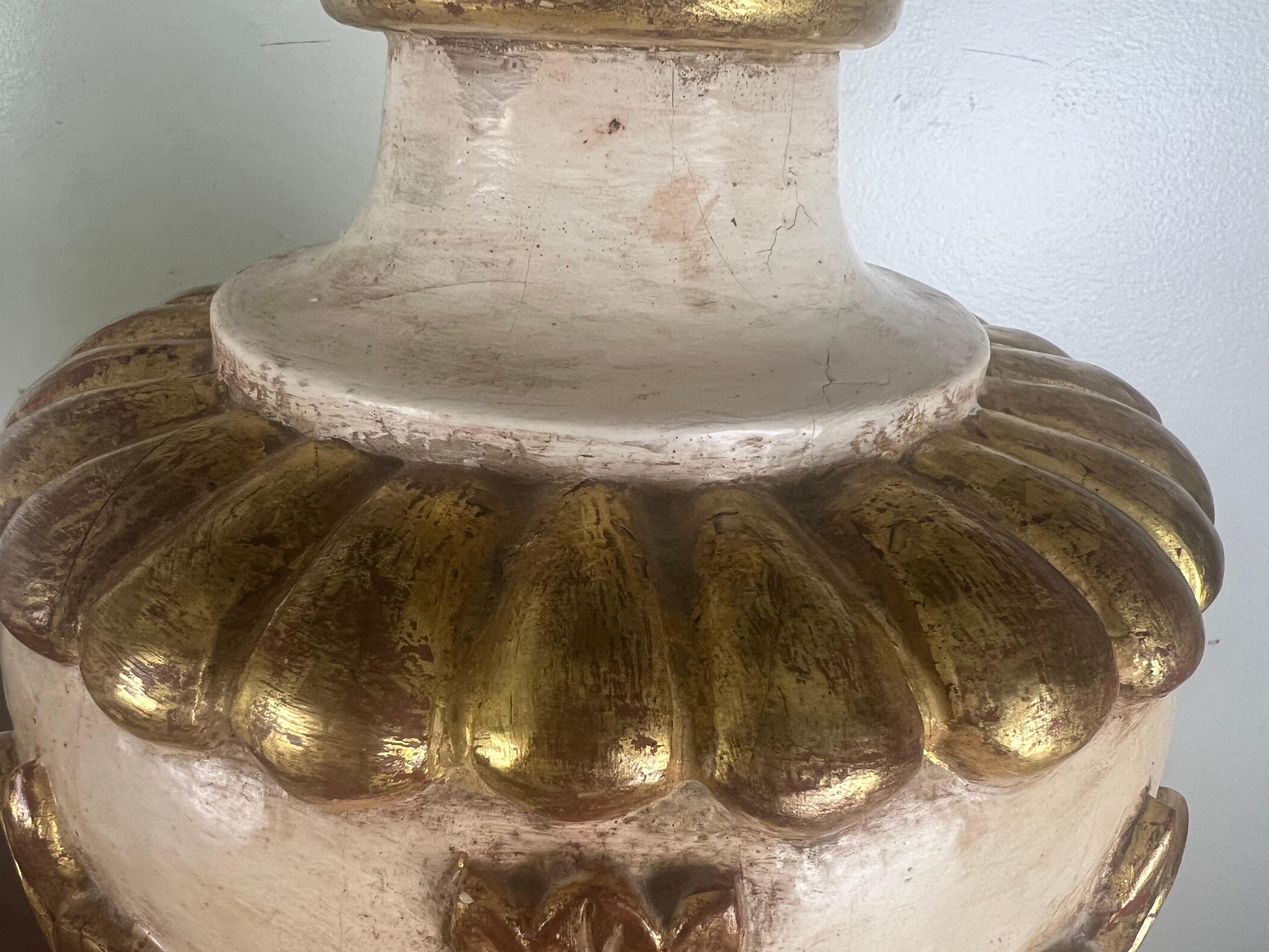 Paire de lampes italiennes peintes et dorées à la feuille avec abat-jours en parchemin en vente 5