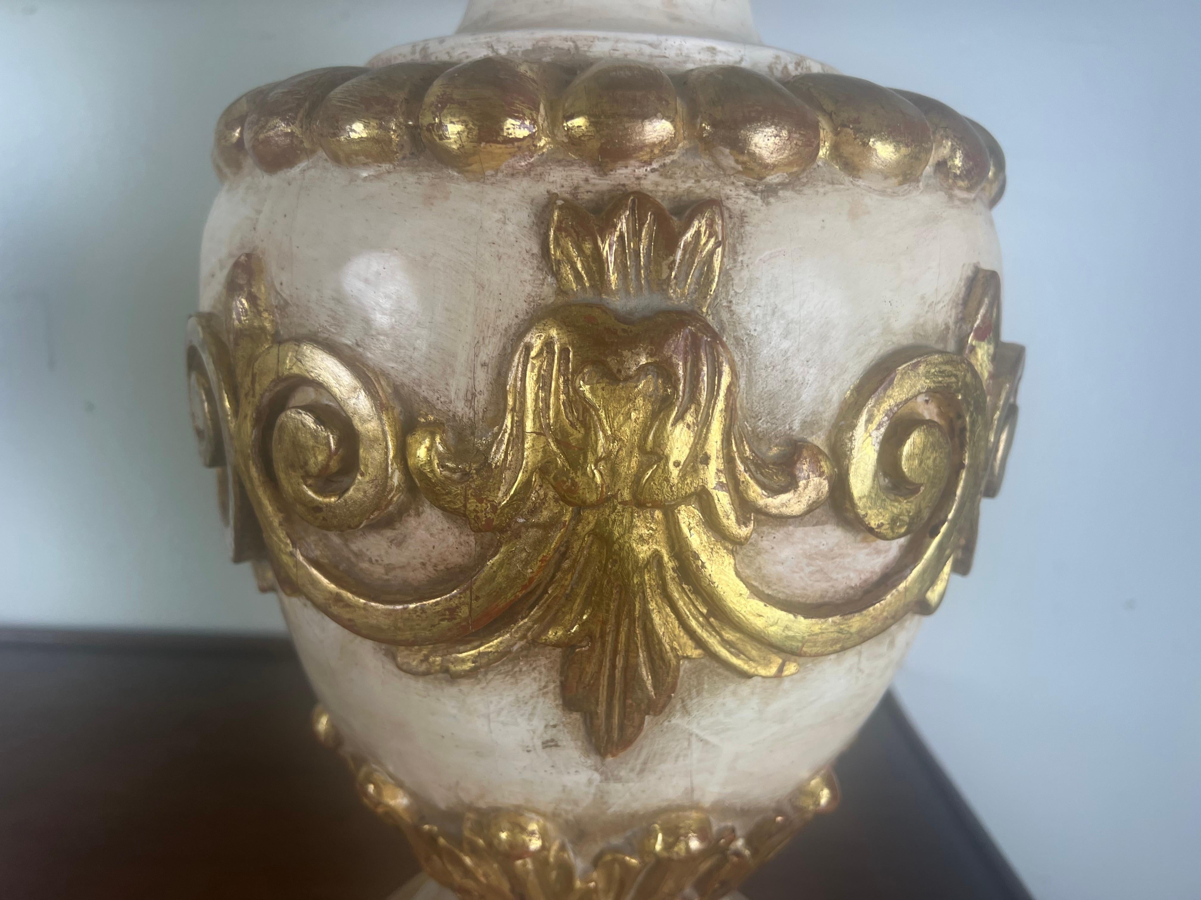 Paire de lampes italiennes peintes et dorées à la feuille avec abat-jours en parchemin en vente 6
