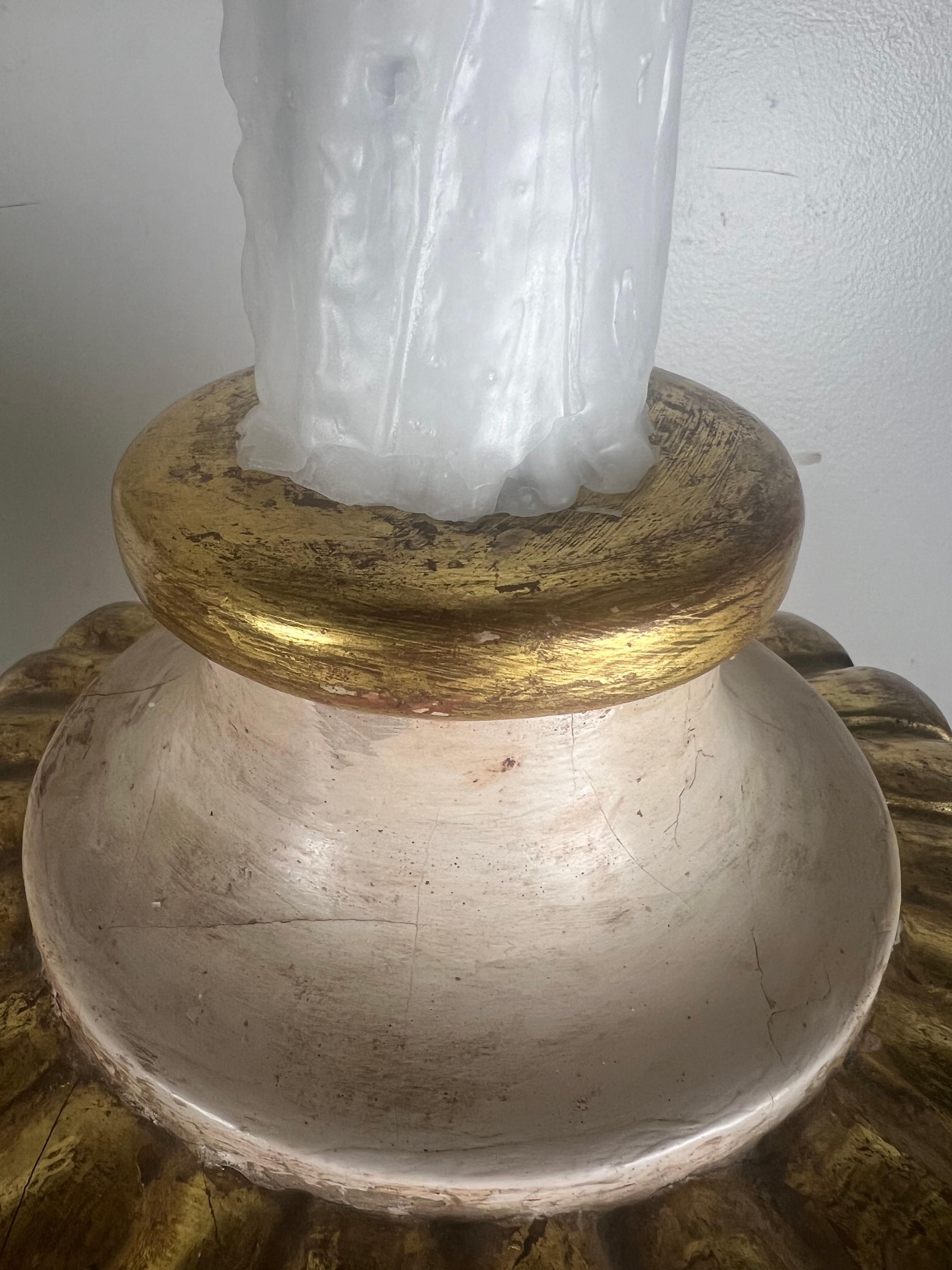 Paire de lampes italiennes peintes et dorées à la feuille avec abat-jours en parchemin en vente 7