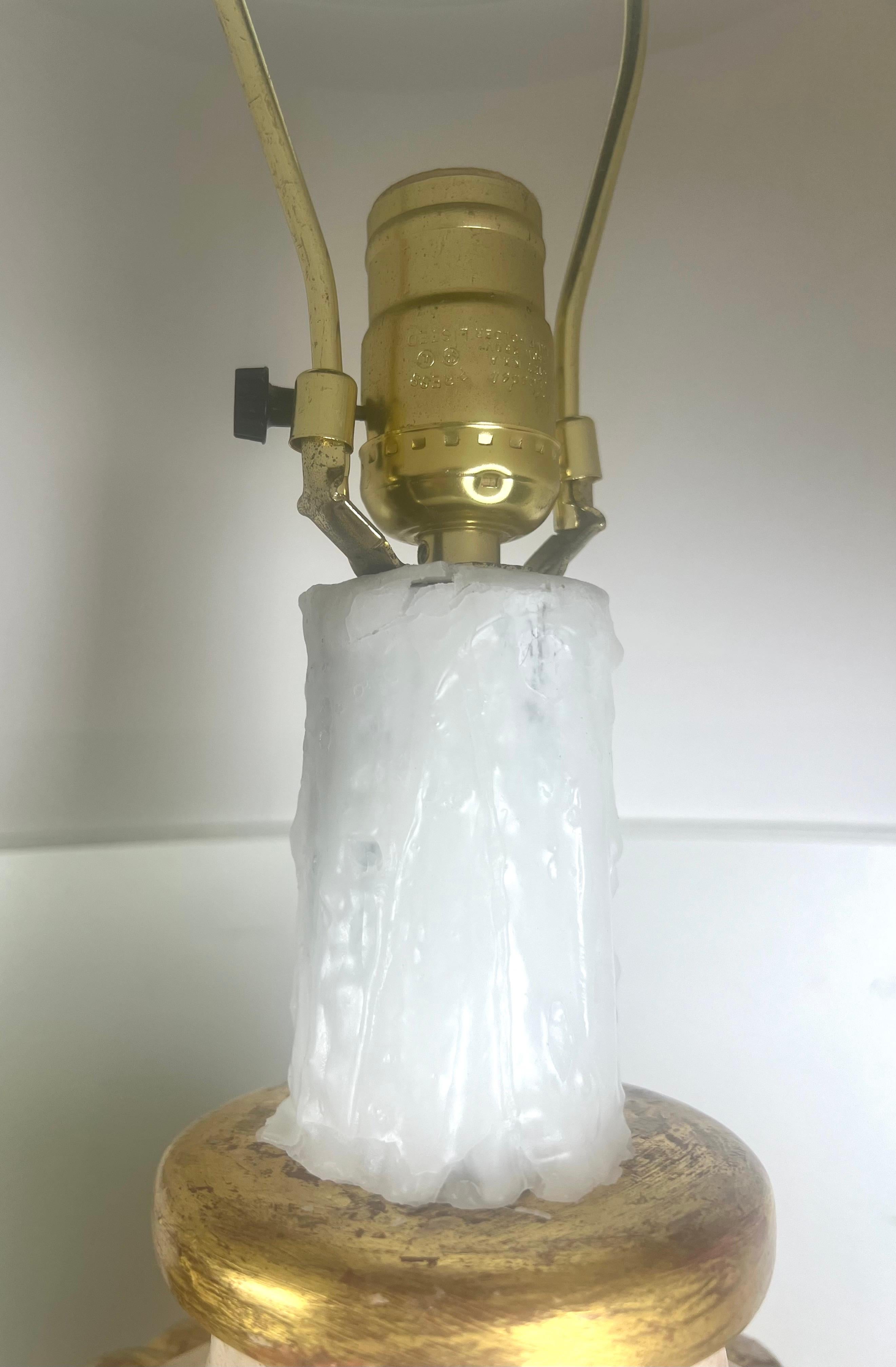 Paire de lampes italiennes peintes et dorées à la feuille avec abat-jours en parchemin en vente 8